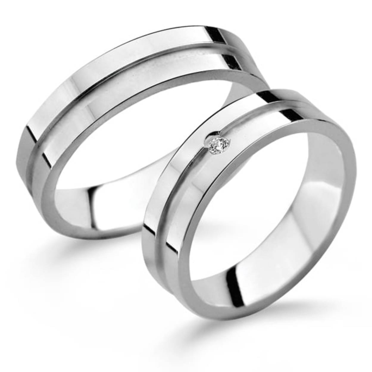 5mm brede zilveren ringen, met in de damesring een zirkonia.