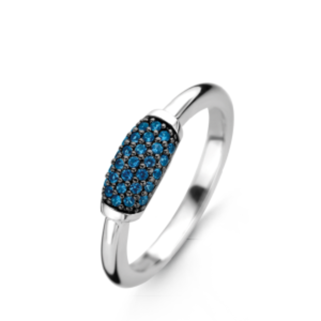 De donkerblauwe zirkonia pavé van deze zilveren TI SENTO - Milano 12192DB ring heeft een ongekende helderheid. De laag rhodium beschermt en laat dit verrassende sieraad stralen.