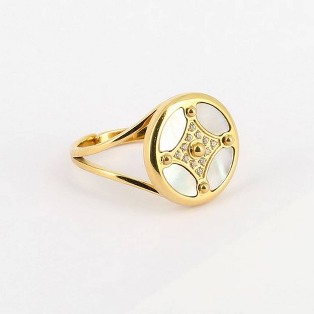 De Platings van ZAG Bijoux zijn van de allerbeste kwaliteit. De ringen van ZAG zijn echte eyecatchers en passen altijd omdat ze om je vinger klemmen. De Maat is van 16.5 tot 19 instelbaar