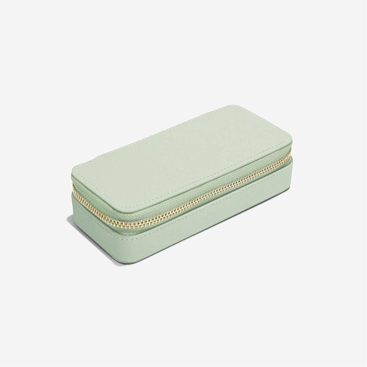 Bewaar uw kostbare sieraden veilig in deze elegant ontworpen Travel Stackers Collection, luxueus afgewerkt in een zachte fluwelen voering. Deze Travel Stacker is voorzien van een ringrol en een verwijderbare verdeler.