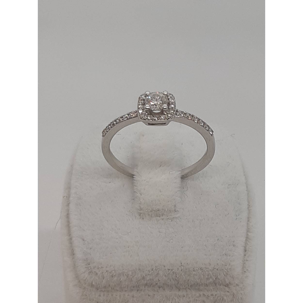 De Diamanten Verlovingsring, modelnummer BREA-0002747, is een verfijnde gouden ring met 30 ronde diamanten van SI1 zuiverheid en F-kleur. De ring is glanzend afgewerkt en heeft een totale gewicht van 14kt in witgoud. Perfect om romantische gelegenheden te vieren. Draag hem op je ringvinger voor een elegant statement. Beschikbaar in maat 54.