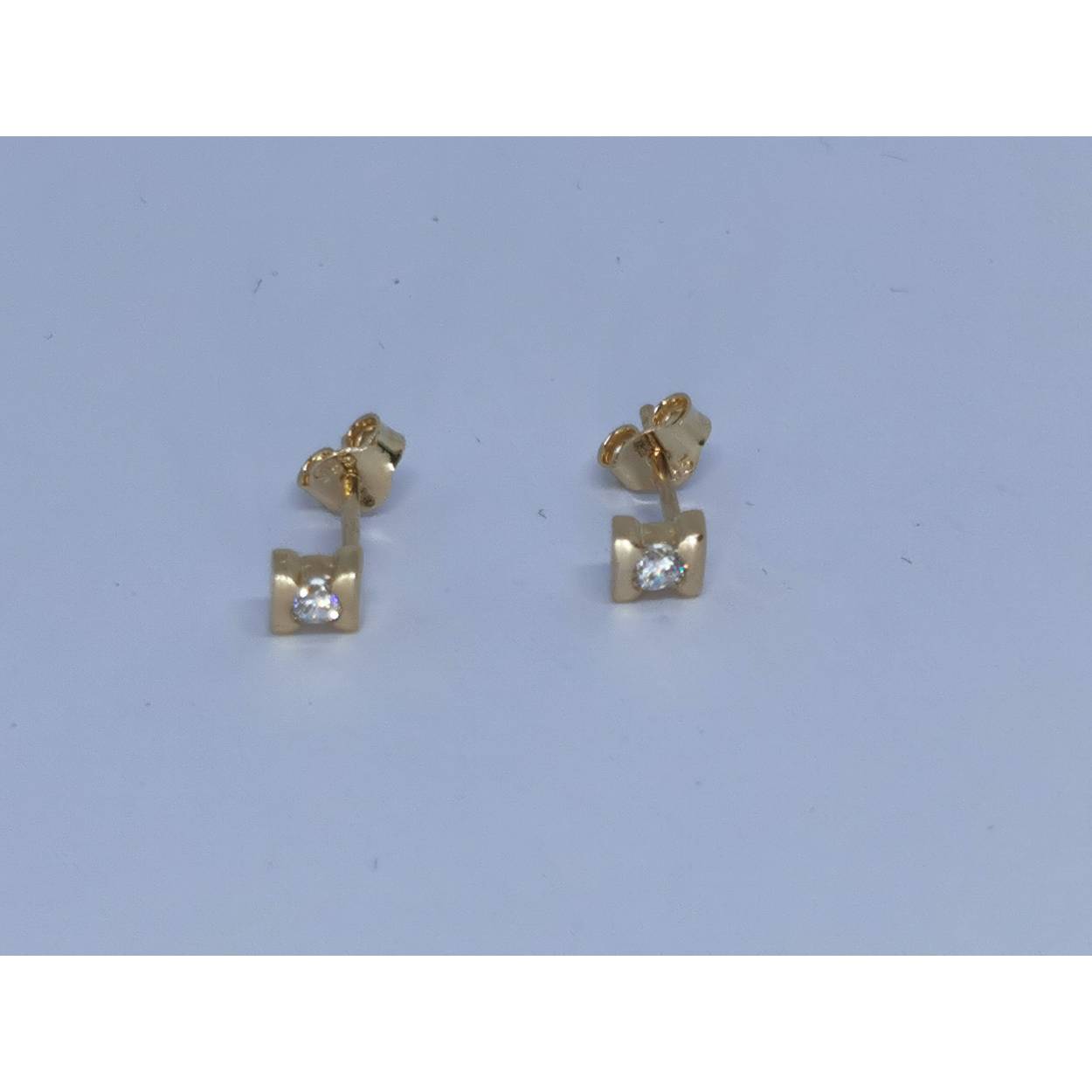 14 Karaat geel gouden oorstekers met briljant geslepen zirkonia gezet in barzetting.

Deze oorstekers zijn ook leverbaar met briljant geslepen diamanten, zie artikel EBOD0011.
