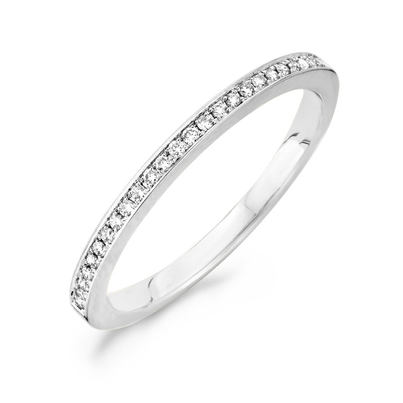 Perfect aansluitende, briljant geslepen diamanten in pavézetting sieren deze stijlvolle ring van 14k witgoud. De band heeft een doorsnee van 1,6 mm en de diamanten hebben een (totaal) karaatgewicht van 0,10. Mooi op zichzelf of in combinatie met andere ringen uit onze collectie. 