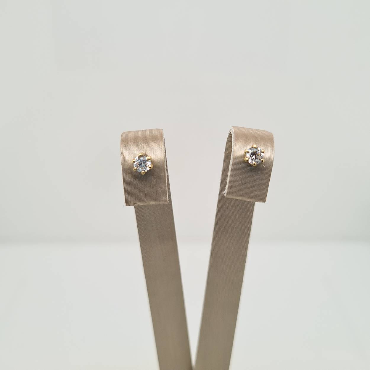 Geelgouden oorknoppen met zirkonia. 
Breedte: 3 mm