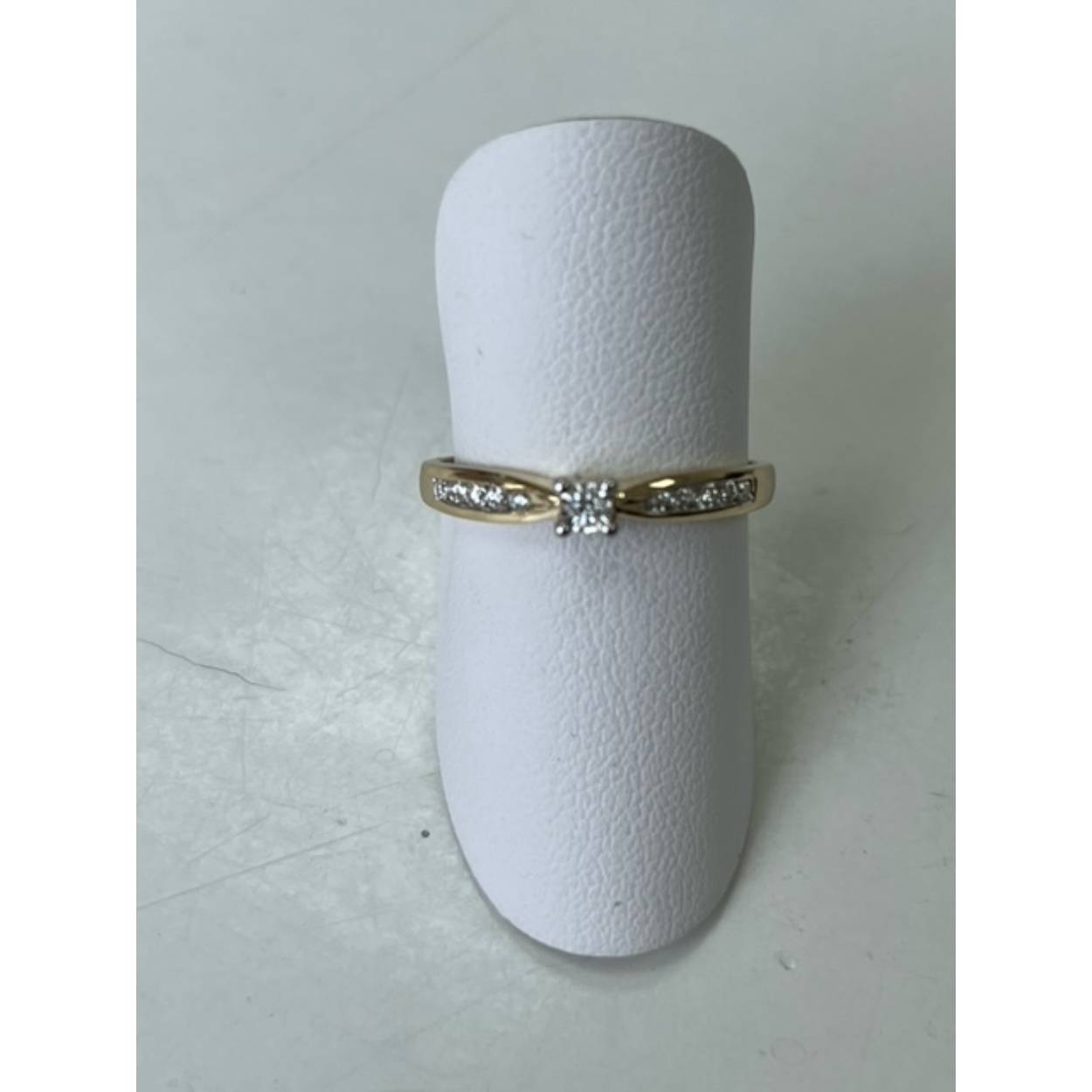 Eclat geelgouden ring met diamant 0.15 crt TW-SI. Een schitterende aanzoeksring. Ook verkrijgbaar in witgoud met diamant.