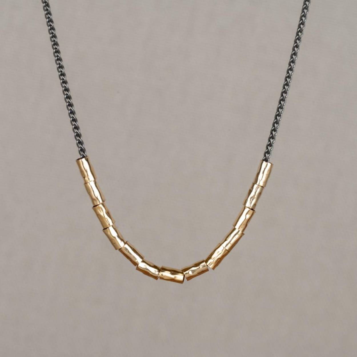 Collier gemaakt van 925 geoxideerd sterling zilver en Goldfilled buisjes. Deze subtiele ketting is chique, fijn en kan goed gecombineerd worden met andere sieraden van Jéh Jewels!