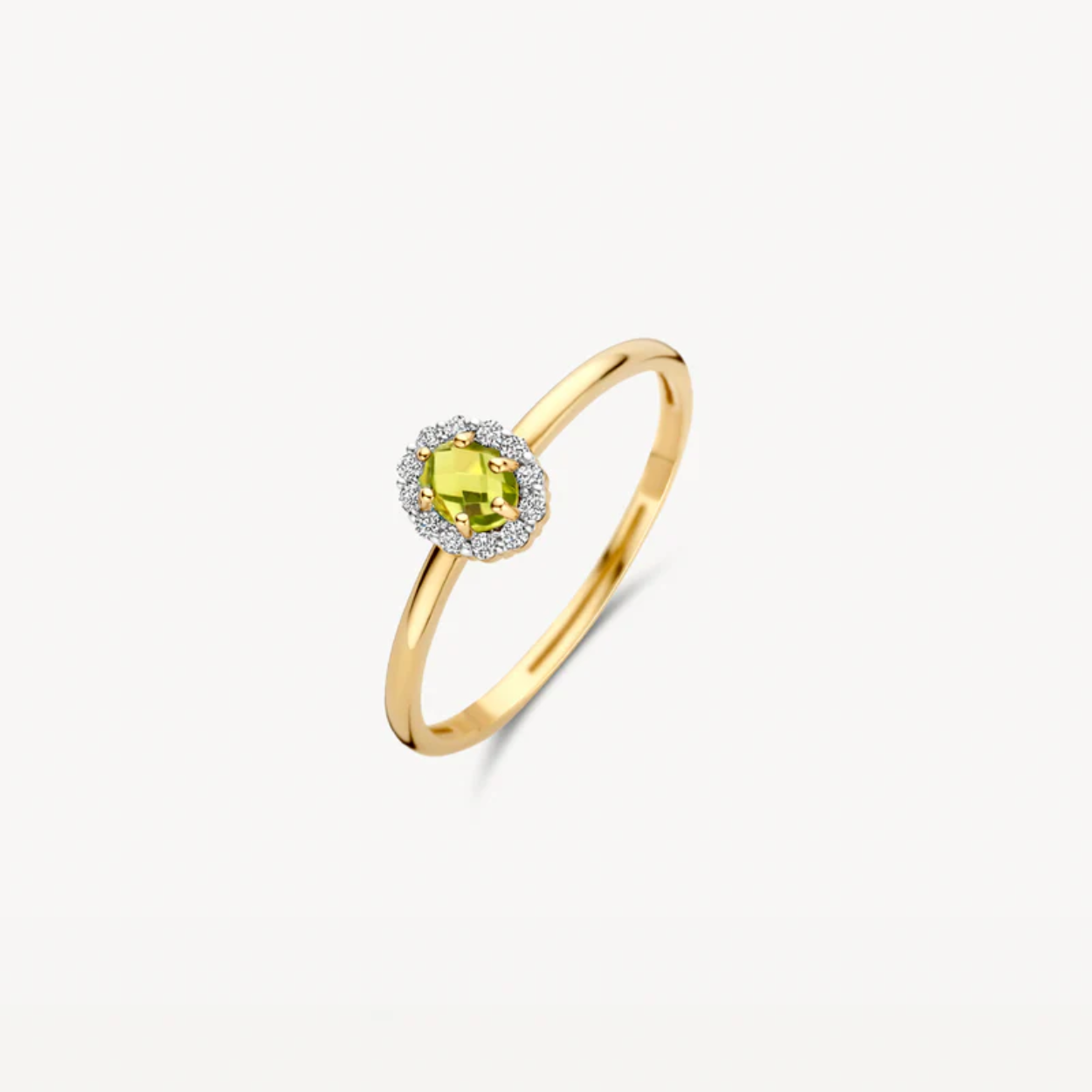 In deze ring van 14k geelgoud glanst heldergroen peridot omringd door zirkonia. De band heeft een doorsnede van 1,3 mm. De ring is prachtig op zichzelf maar ook heel mooi te matchen met andere (aanschuif)ringen uit onze collectie.