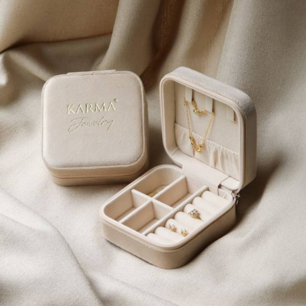 De KARMA JEWELRYBOX is een luxe sieraden box om je sieraden in op te bergen. Met deze travel case kan je gemakkelijk je KARMA Jewelry opbergen en mee nemen. De jewelrybox heeft een zachte beige kleur en is gemaakt van fluweel. 

 

Bovendien kan de KARMA Jewelrybox goed als cadeau gegeven worden. De luxe uitstraling zorgt ervoor dat deze opbergdoos nergens uit de toon valt. 
