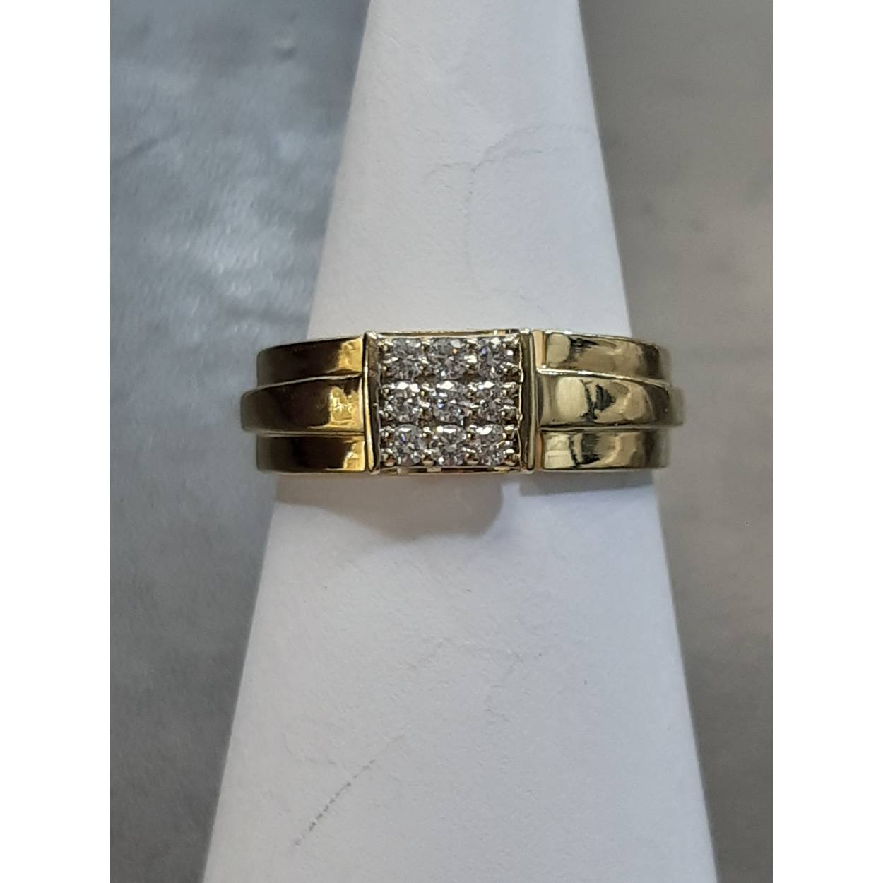 De gouden herenring model BREA-0002740 is een elegante 18 karaat ring, versierd met negen ronde diamanten van SI1-zuiverheid en G-kleur, wat zorgt voor een verfijnde uitstraling. Ideaal te dragen bij formele en stijlvolle gelegenheden, deze ring voegt een vleugje luxe toe aan elke outfit. Perfect voor een tijdloze en verfijnde look.