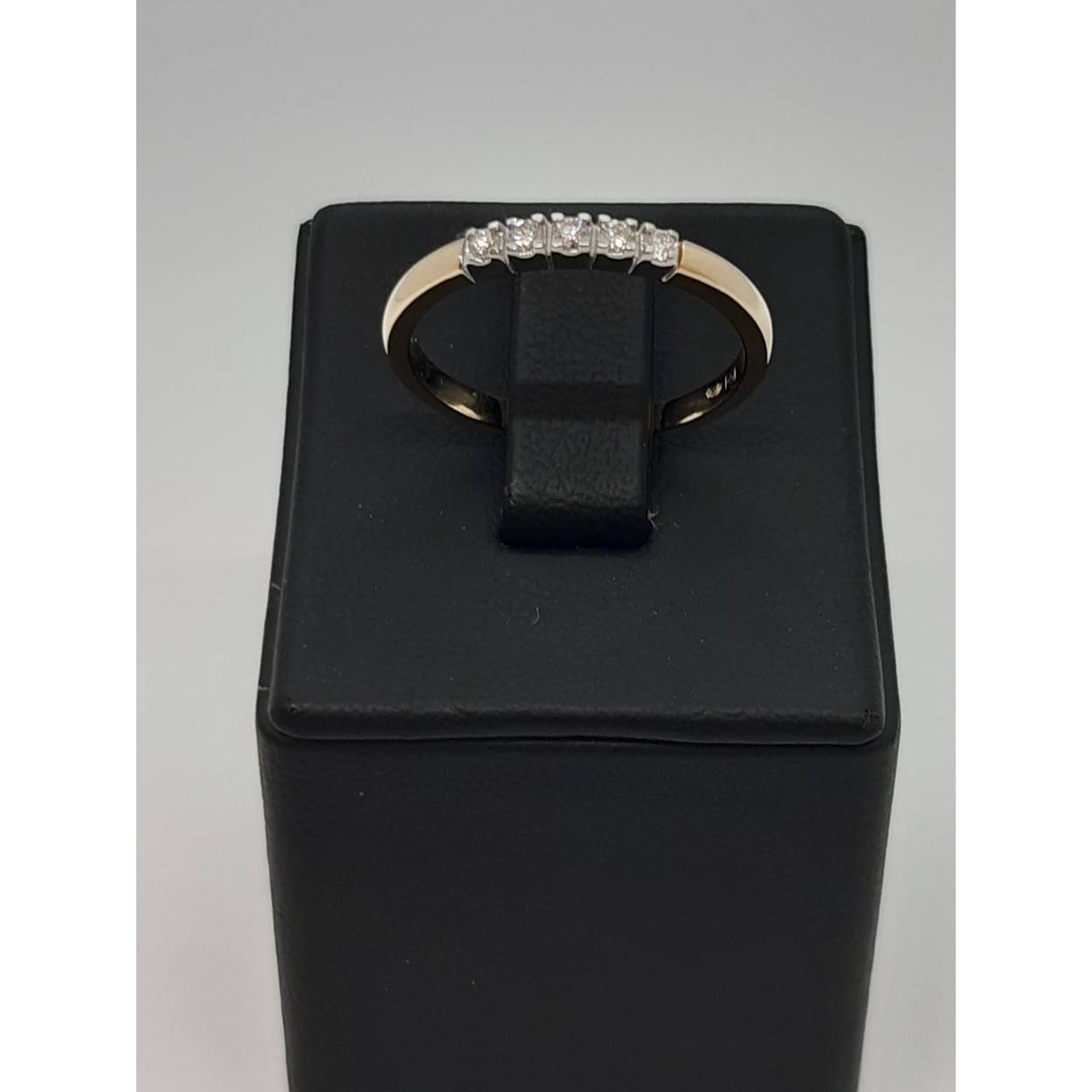 Deze prachtige ring, modelnummer BREA-000194, is gemaakt van 14 kt bicolor goud en bevat een diamant van 0,10 crt met SI helderheid. Perfect voor elke gelegenheid, de elegante glans en gouden kleur maken het een veelzijdig accessoire. Draag hem solo of combineer met andere sieraden voor een opvallende look. Ideaal voor elke sieradenliefhebber!
