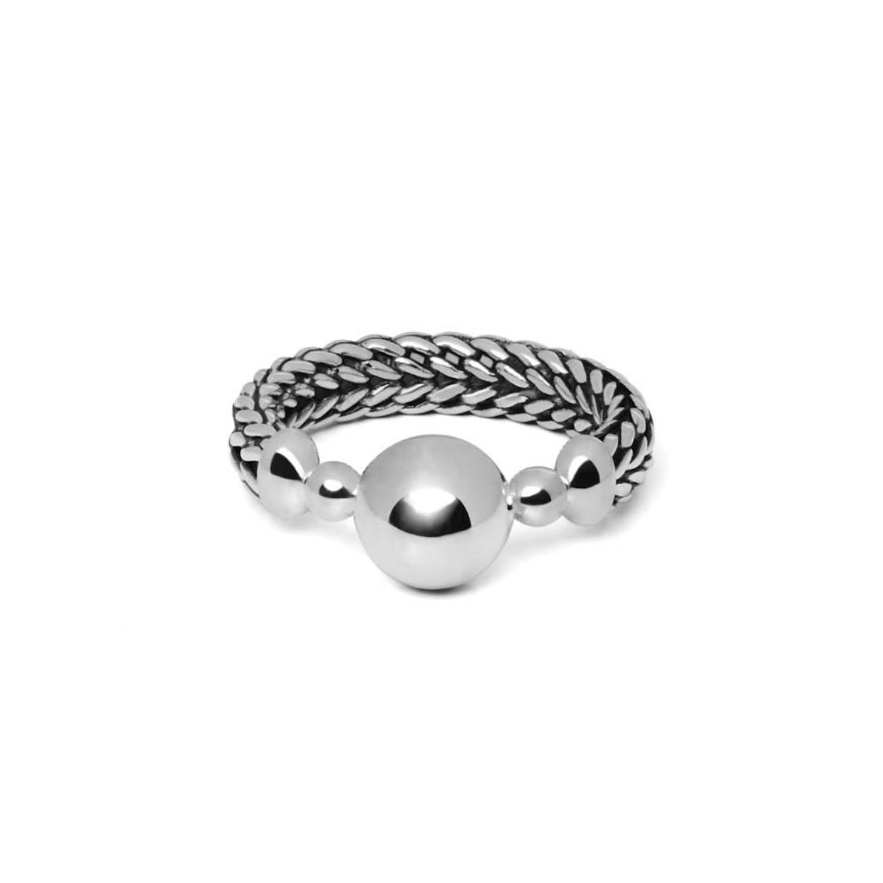 De Batas Sphere ring is een tijdloze en met de handgemaakte ring van sterling zilver 925. De Batas familie bestaat uit een verfijnde schakel met een Balinese weeftechniek. De Batas Sphere ring is oneindig en het middelpunt van de ring staat symbool voor onze innerlijke gevoelens.