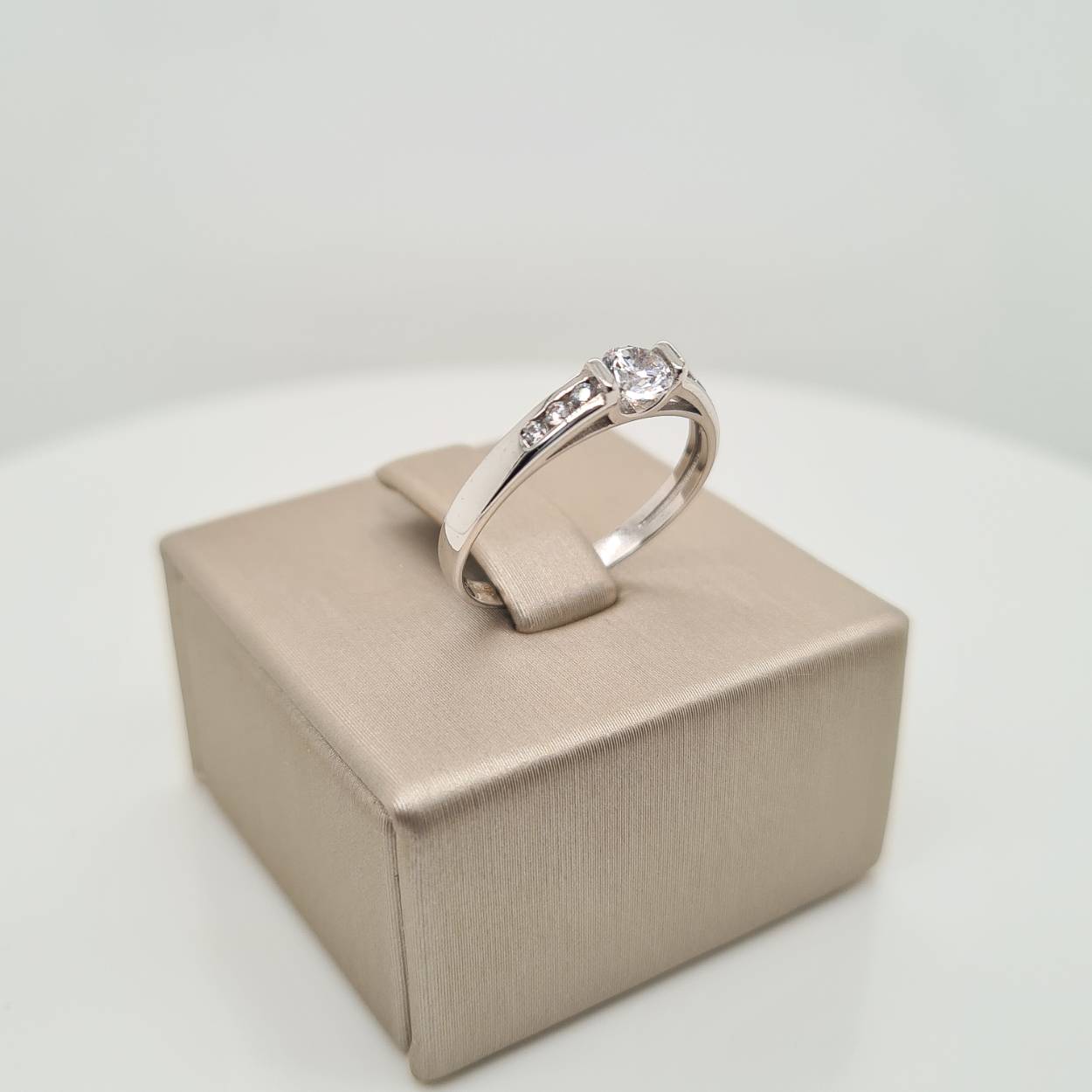 Prachtige 14krt witgouden ring.

Deze ring is maat 52 (16,5), heeft u interesse in een andere maat? Neem dan contact met ons op.