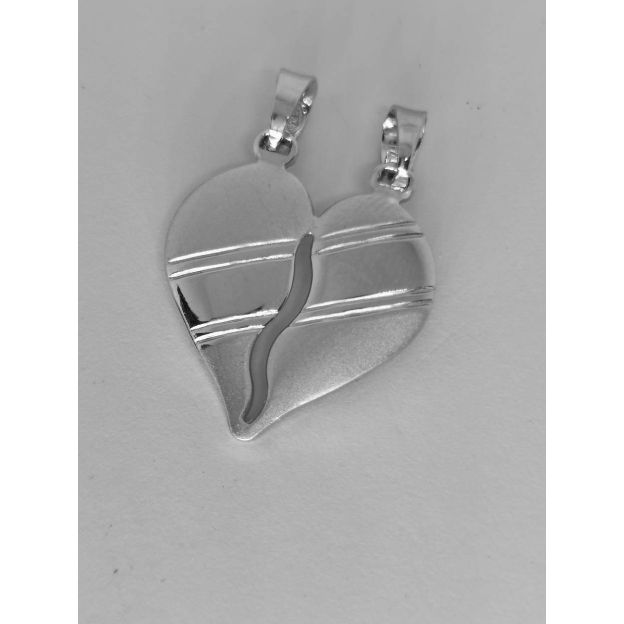 Zilveren hanger in de vorm van een hart matte met doormidden een glans streep door hart heen 