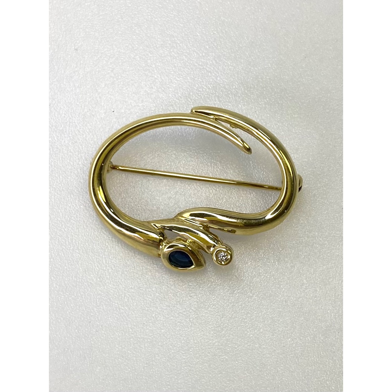 Gouden broche saffier en een briljant 
