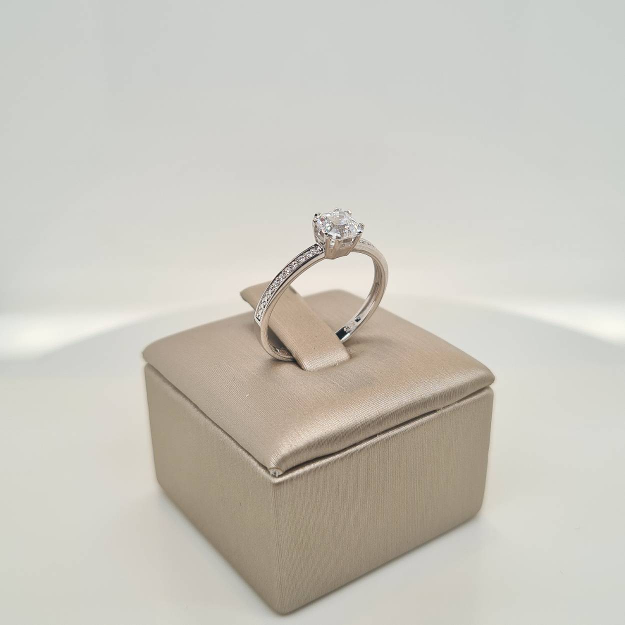Prachtige 14 karaat witgouden ring met zirkonia. 