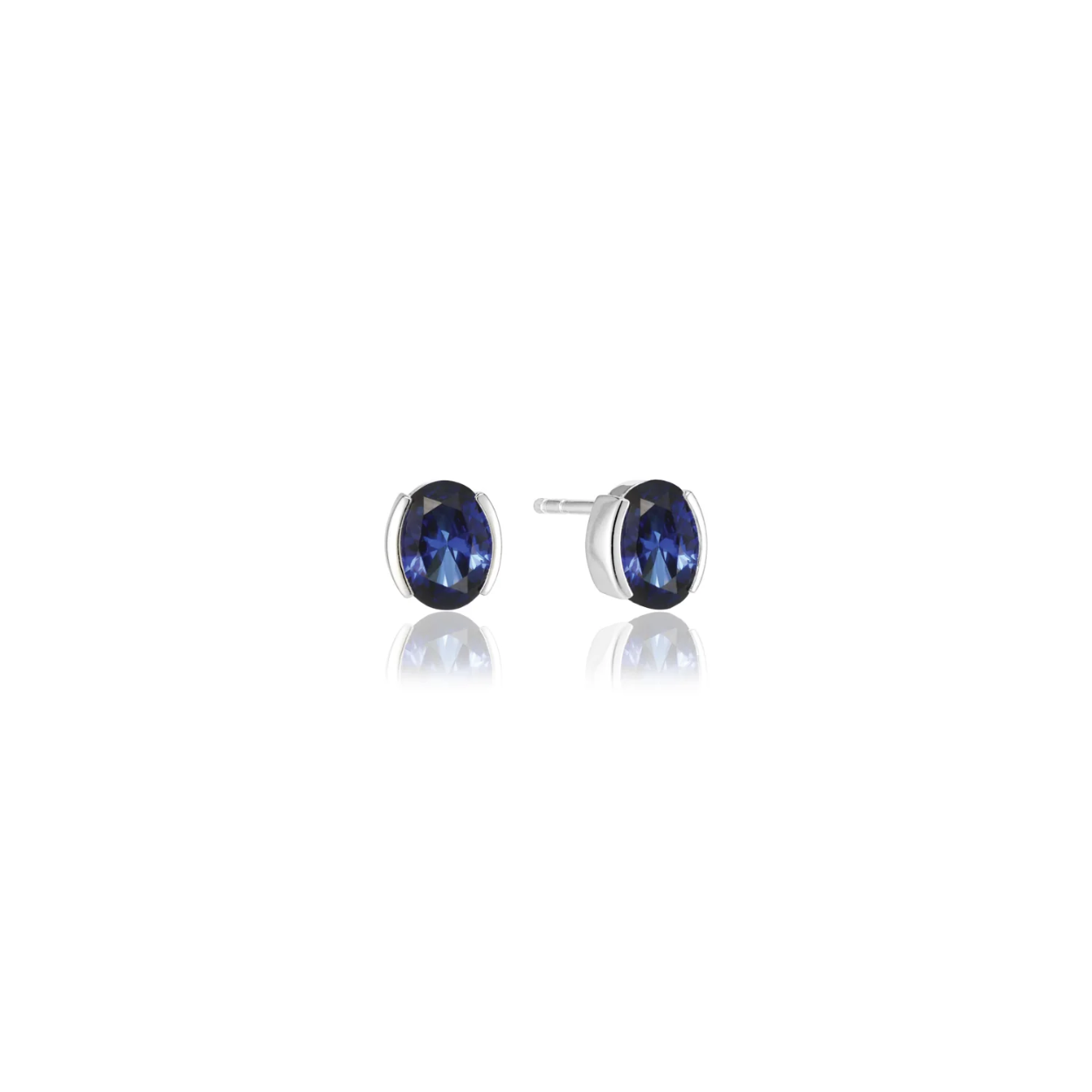 Oorbellen gemaakt van 925 sterling zilver met gerhodineerd oppervlak, gepolijst oppervlak en hoorn met facetgeslepen blauwe zirkonia

Afmetingen oorbellen: Lengte 8 mm, breedte 7 mm