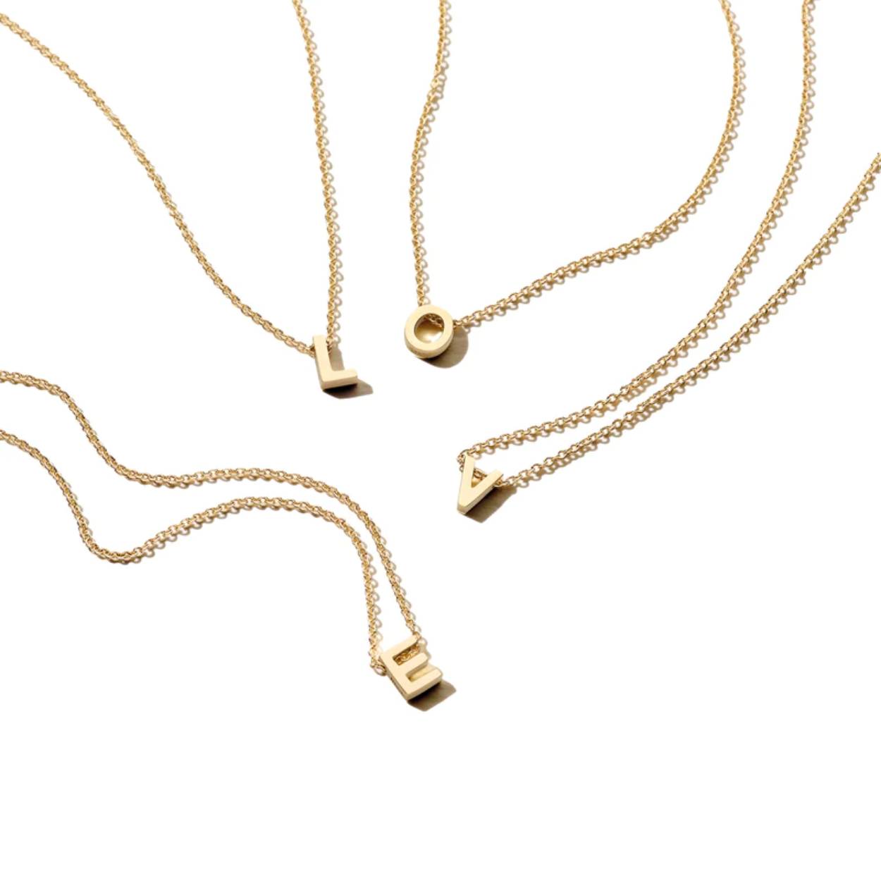 Dit 14k geelgouden collier met letterhanger is een perfecte verwijzing naar de naam van een geliefd persoon en daarmee een fantastisch cadeau. De lengte van het collier is 42 cm en de doorsnede van de hanger is 9 mm. Ook mooi in combinatie met andere sieraden uit onze collectie.
