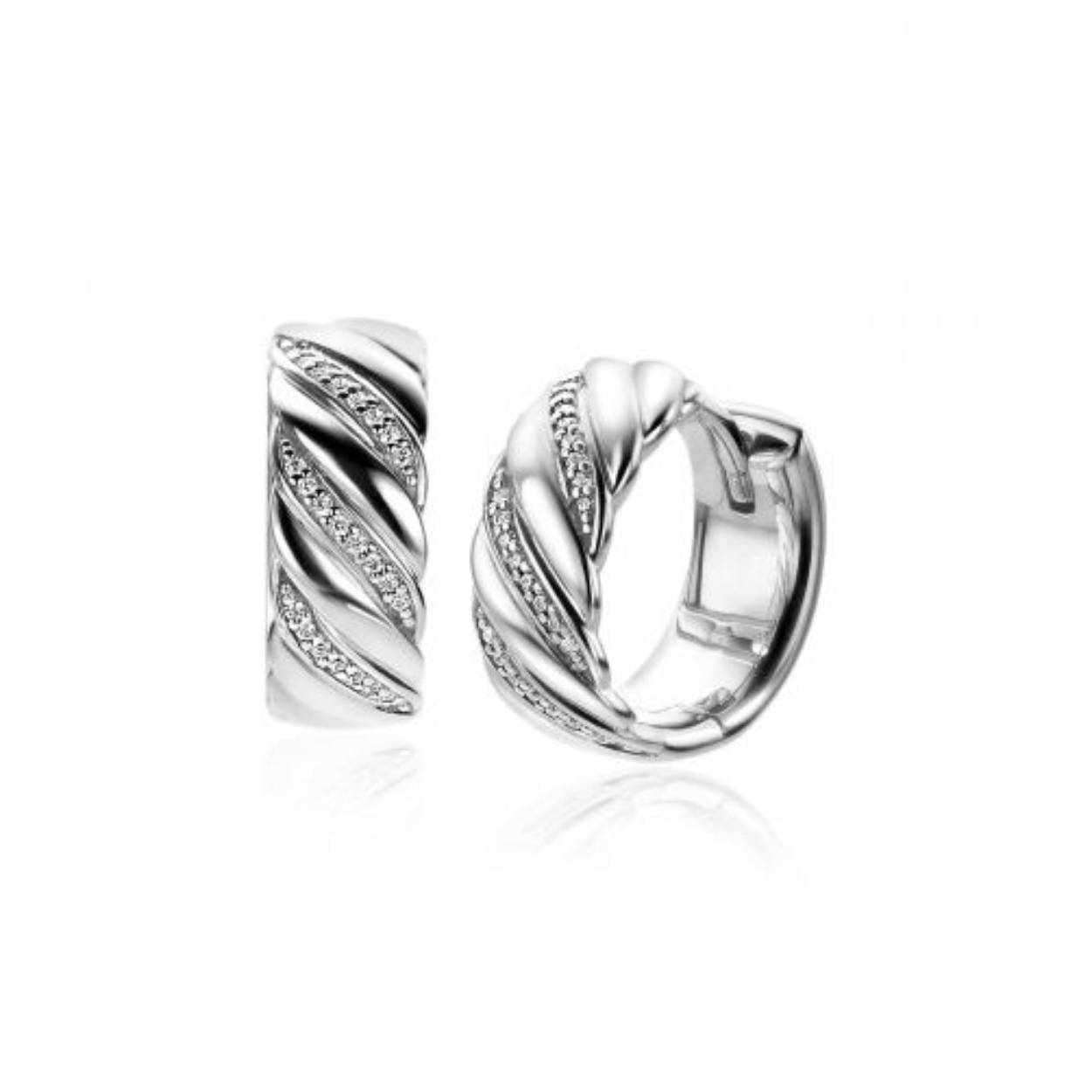 ZINZI zilveren oorringen (16x6mm) met gedraaid effect aan de voorzijde. De gladde banen worden afgewisseld met drie zirconia's ingelegde banen. Met luxe scharniersluiting. Maak je look compleet met de bijpassende hanger en ring! Vervaardigd van eerste gehalte zilver (925) en voorzien van een extra rodiumlaag voor een langdurige glans.