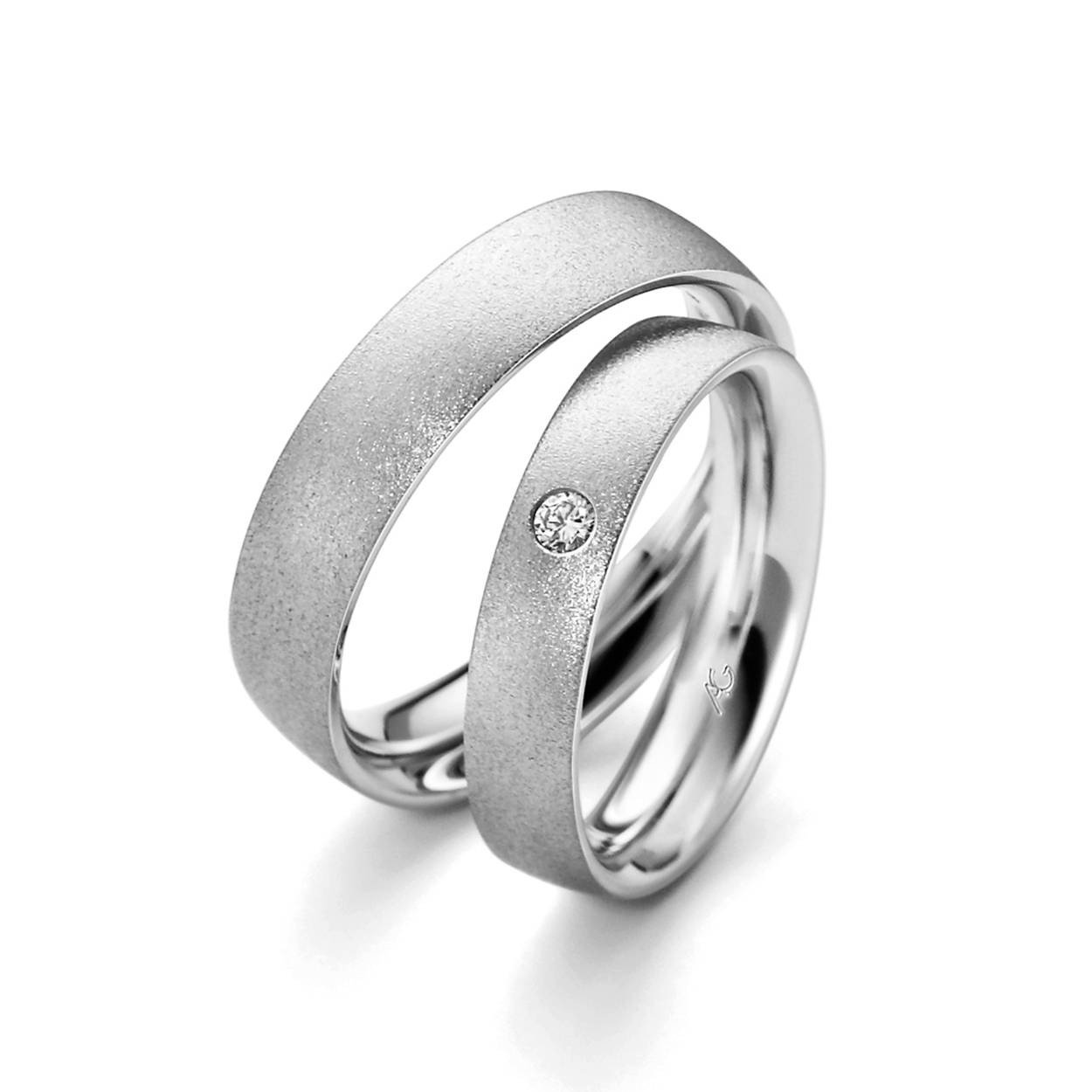 585 witgouden trouwringen, geborsteld, 4.5mm breed, de dam,esring is gezet met 0.05ct briljant
Prijs is op aan vraag