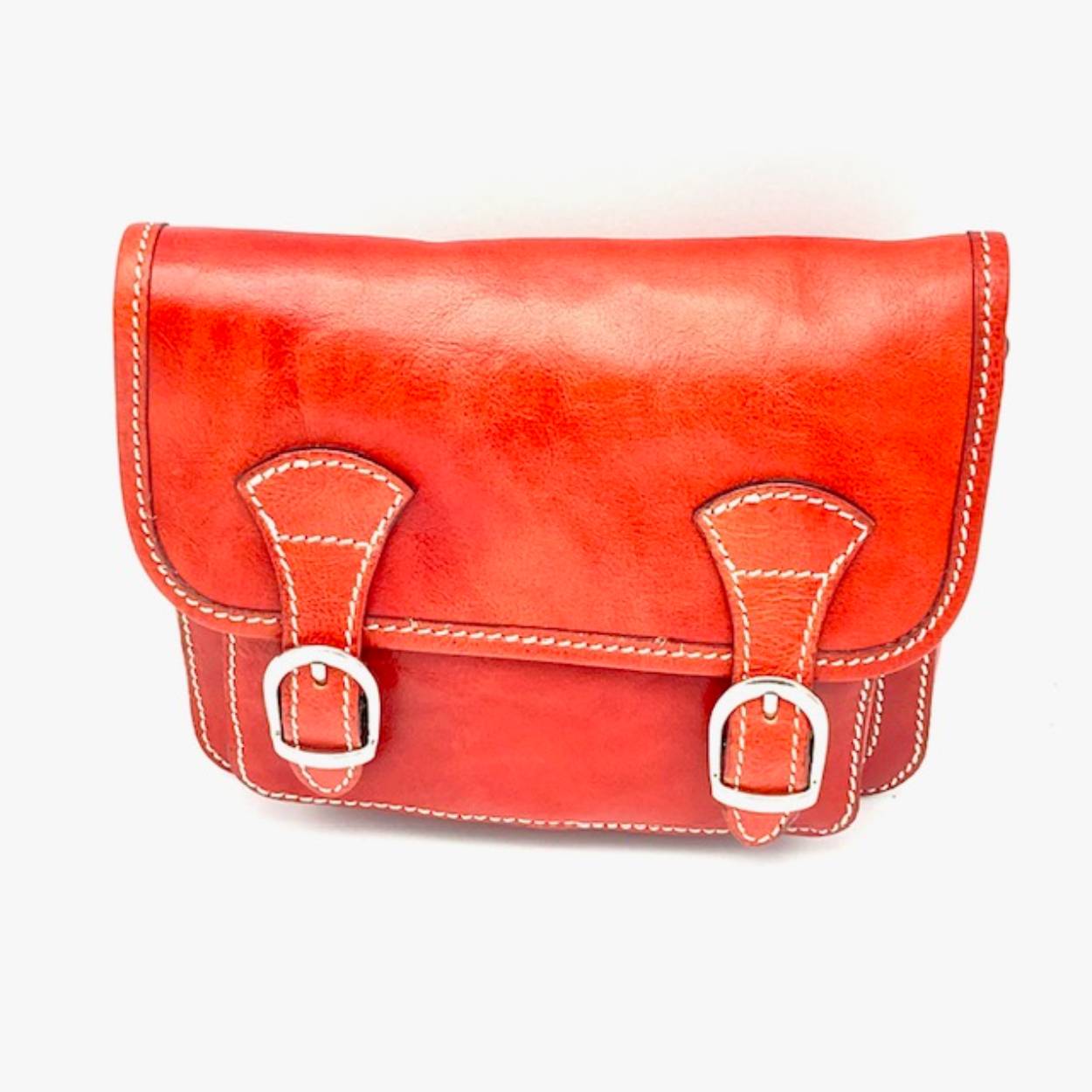 Deze OwnLabel crossbody in rood is voorzien van een handige klep met gesp. Het heeft een verstelbare schouderband zodat je het perfect kunt aanpassen aan jouw lengte. Draag deze tas casual over je schouder voor een trendy look of crossbody voor extra comfort. Het is de ideale tas voor dagelijks gebruik en past makkelijk bij elke outfit.
Leuke stevige tas met klep. de gespen geven een leuk detail aan uw tas. De achterzijde is voorzien van een rits. Onder de klep zitten drie vakken en een ritsvakje.

Afmetingen:
Hoogte 15cm x breed 20cm x diep 10cm