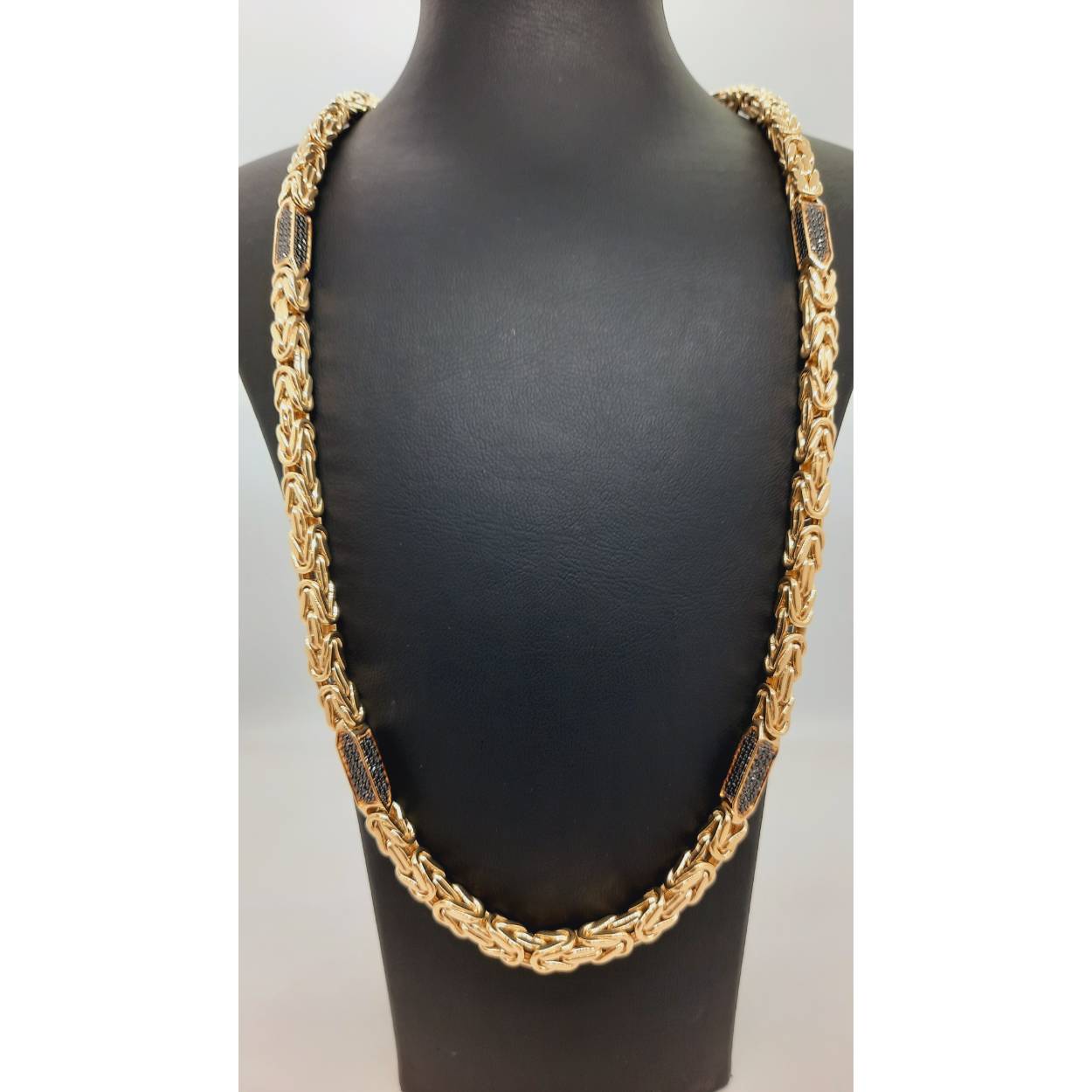De koningsketting 14kt van modelnummer BREA-RDL-0004065 is een elegante en glanzende gouden halsketting van 70 cm. Met een breedte van 5,5 mm, diepte van 4 mm en gewicht van 45,88 gram, straalt hij luxe uit. Perfect te combineren met formele en casual outfits, en ideaal voor zowel dagelijkse als speciale gelegenheden.