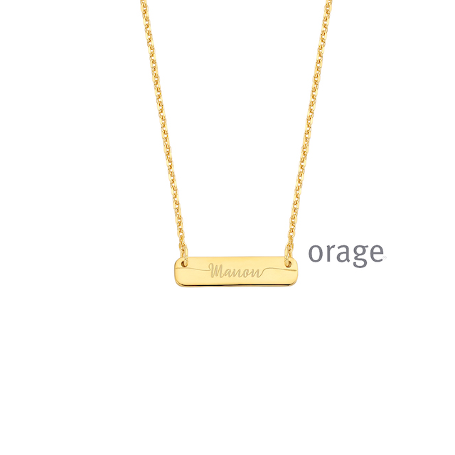 Goudkleurige ketting met naamplaat, verkrijgbaar met rechte of gebogen naamplaat (zie foto's) - Lengte ketting: 42 cm - Ook verkrijgbaar in zilverkleurige versie - Steeds op bestelling gezien de personalisatie van de naamplaat! - Levertijd: ongeveer 1 week - Vermeld bij uw bestelling de gewenste vorm van de naamplaat en de naam - Let op! Gezien dit een gepersonaliseerde bestelling is kan deze niet geretourneerd worden, u kan deze ketting met gravure altijd eerst komen bekijken in onze winkel.