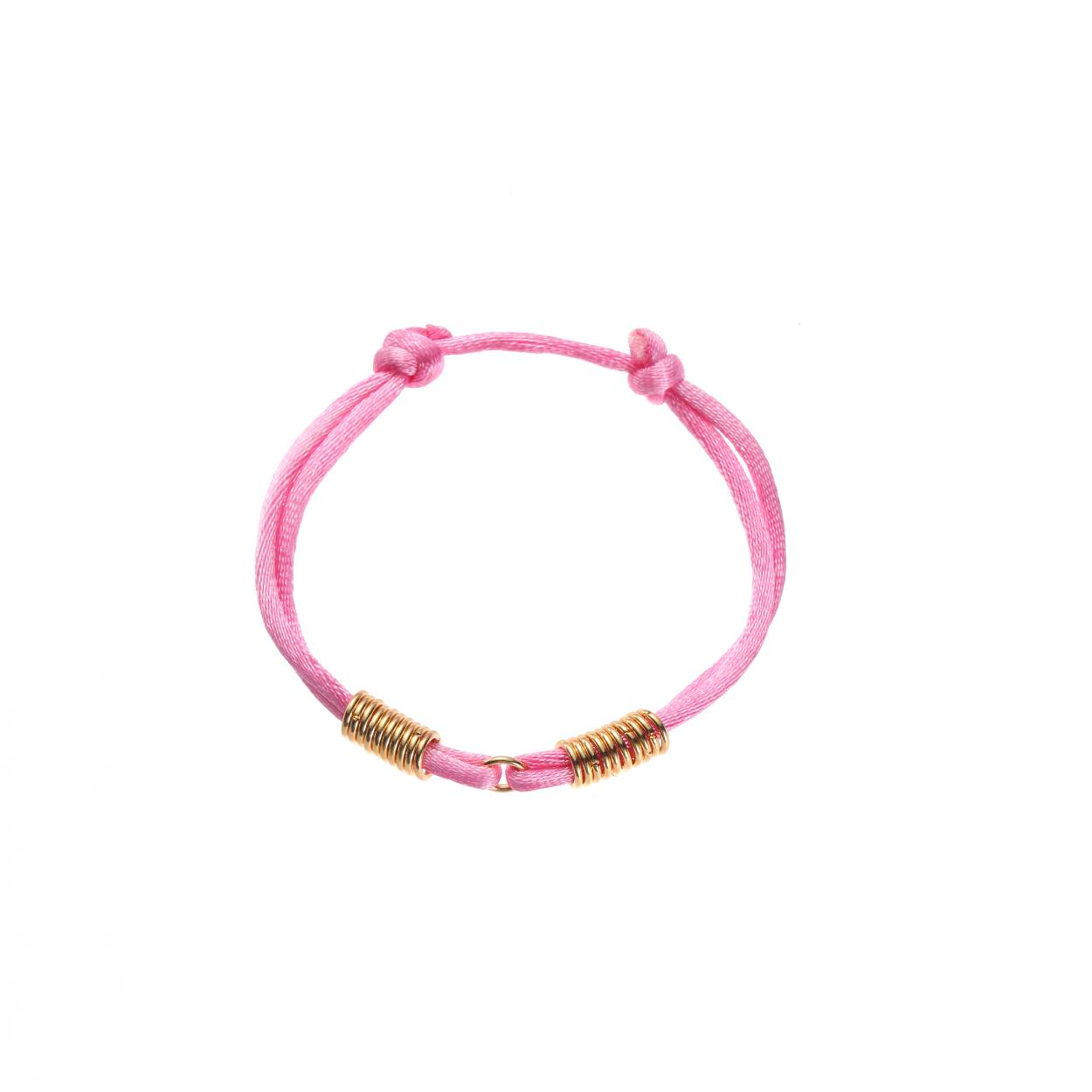  Van simpele subtiele kralenbandjes tot bredere statement stukken, we ontdekken steeds weer de nieuwste trends en passen deze toe in al onze designs.

De vele ontwerpen armbanden in onze collectie zijn goed met elkaar te combineren om een leuke armparty te creëren, maar ook met 1 armband maak je je outfit al compleet.

Waar onze bijoux armbanden vaak net wat stoerder zijn, vind je in onze stainless steel collectie (te herkennen aan de kraftbruine kaartjes) dunnere en fijnere armbandjes.