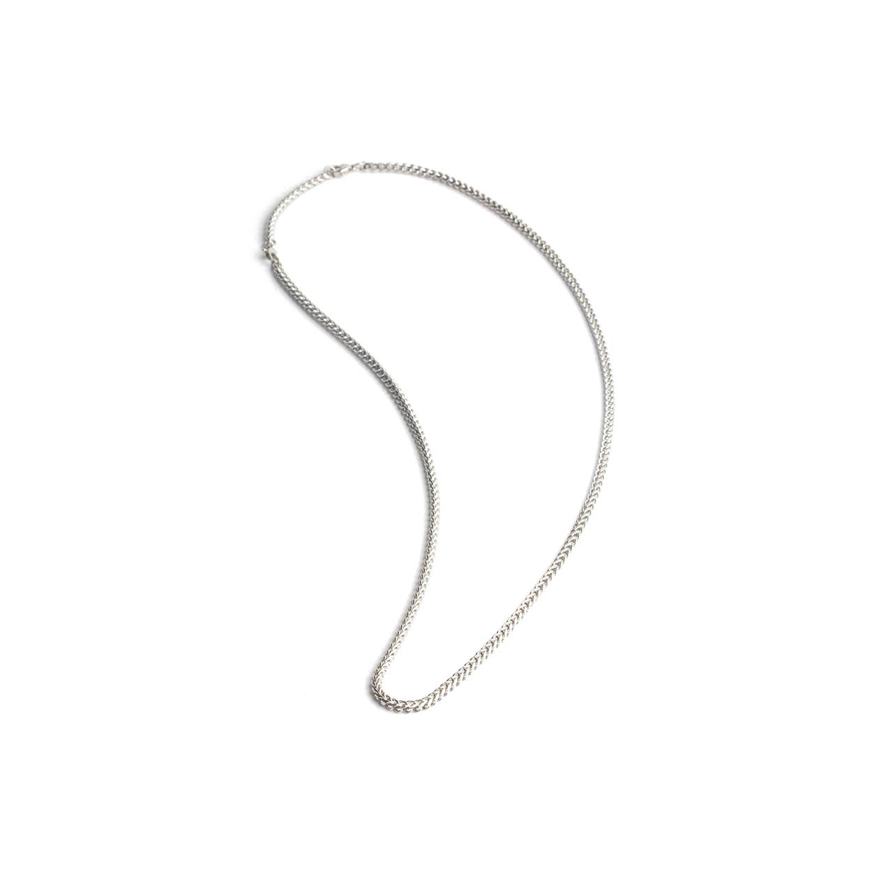 De Dux Silver halsketting is een vossenstaartketting van 3 mm met een gepolijste zilveren afwerking. Het is gemaakt van 316L roestvrij staal en is zeer licht en duurzaam. Je kunt deze ketting dag in dag uit zonder zorgen dragen. De lengte van de ketting is 54 cm en heeft een verlengketting van 10 cm die je indien nodig kan toevoegen.
