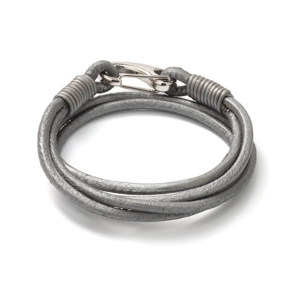 Deze prachtige grijze lederen armband 53101479 is voorzien van een RVS sluiting. Het armbandje heeft een lengte van 19 cm. Leuk om te combineren met andere armbanden.
