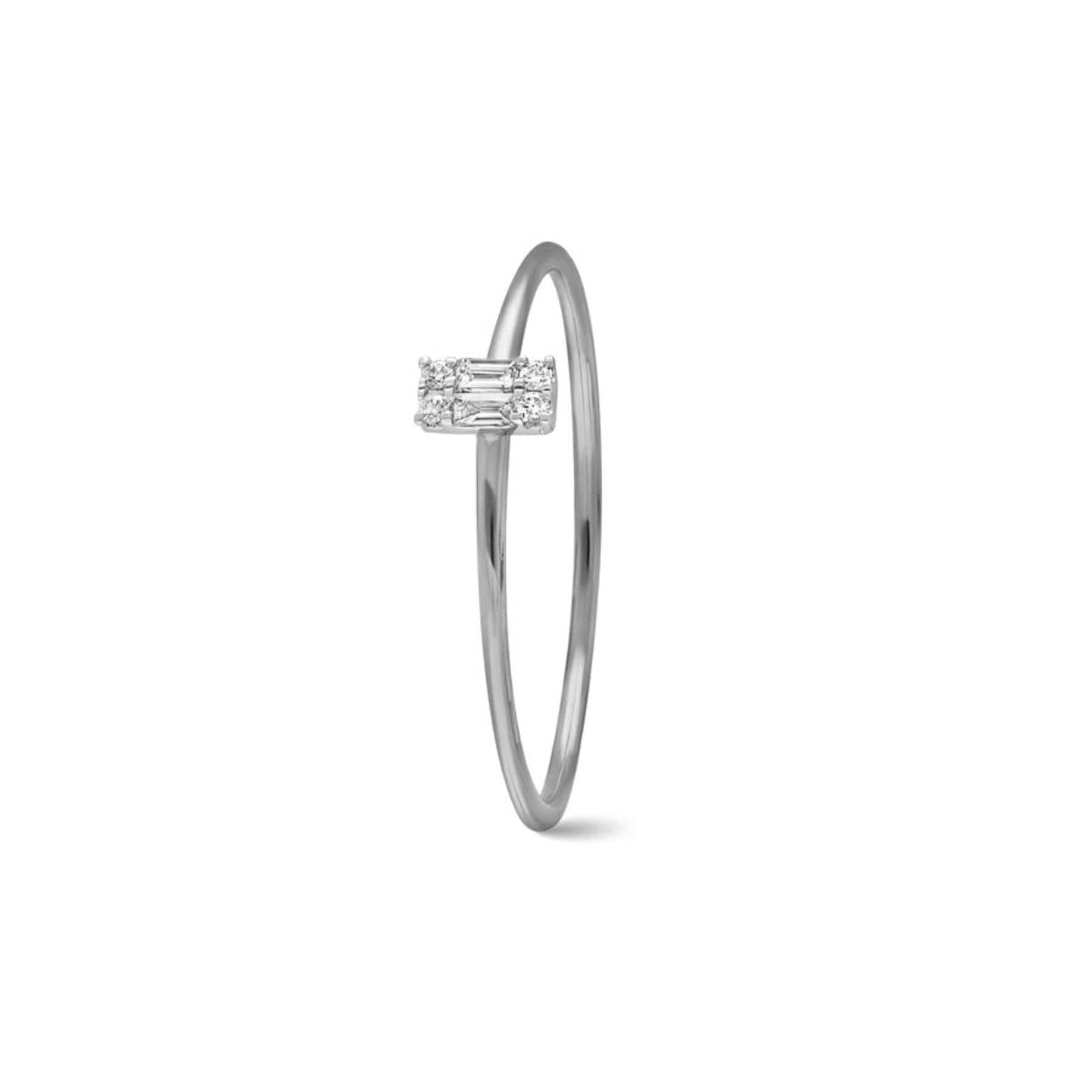 Prachtige 18krt stapelbare baguette-ring in witgoud met diamant. De ring heeft 6 diamanten, 4-0.02 H SI/ 2-0.03 H SI baguette.

De ring heeft maat 54 (17,25), heeft u een andere maat? Neem dan contact met ons op.
