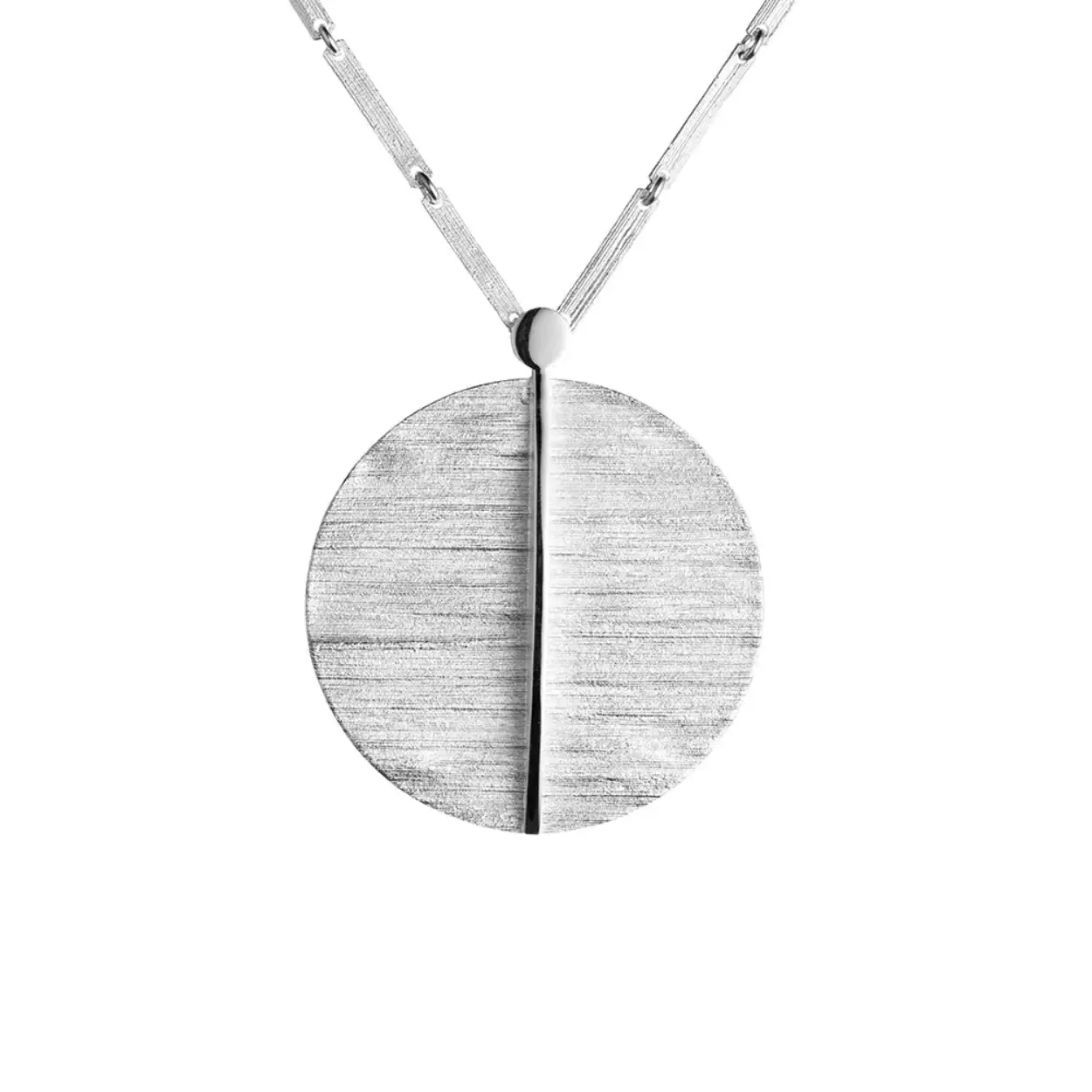 Omschrijving
 
Een zilveren Lapponia 'Nile' collier, welke is ontworpen door Björn Weckström die zijn inspiratie uit de natuur haalt. Het handgemaakte collier is van sterling zilver gemaakt en achter elk sieraad van Lapponia zit een verhaal. De sieraden uit de Nile collectie zijn geïnspireerd op de papyrusrieten die langs de oevers van de Nijl groeien. De hoogwaardige sieraden van het Finse merk Lapponia zijn uniek en worden vervaardigd van gerecycled goud en/of zilver. Lengte collier: 42 cm., hanger: 49 x 54 mm.
