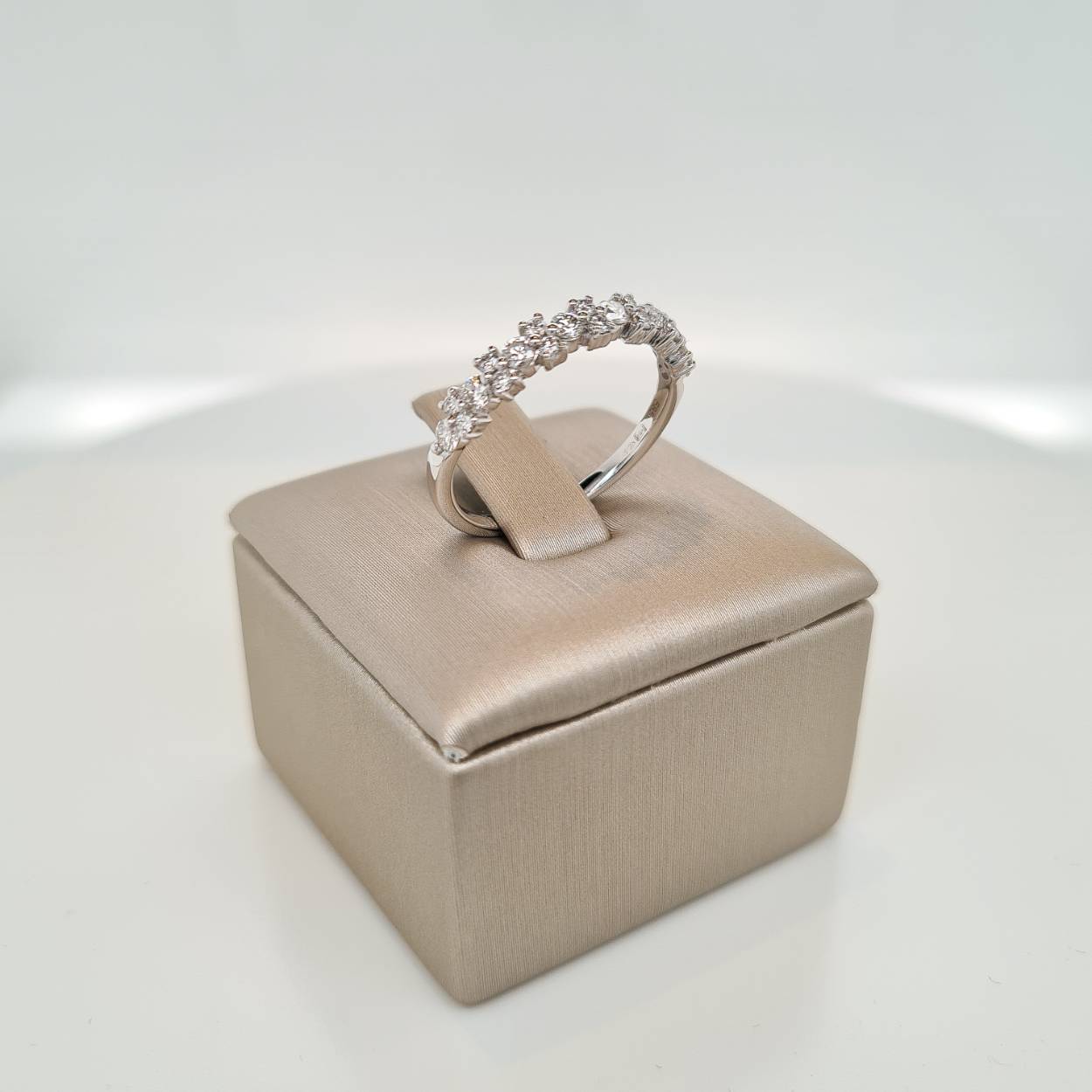 Prachtige 14krt witgouden ring met diamant 22-0,50crt G SI.

De maat van deze ring is maat 52 (16.5). Heeft u een andere maat, neem dan gerust contact met ons op.
