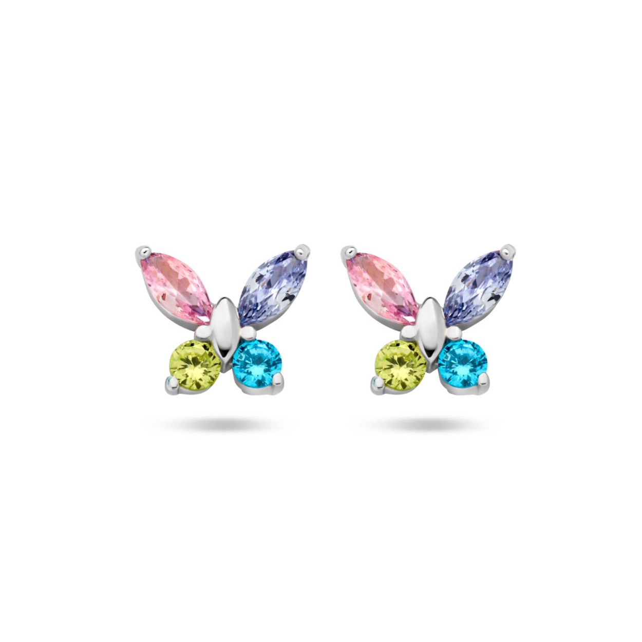 Zilveren oorknoppen in de vorm van een vlinder, met gekleurde zirkonia.  De oorknoppen hebben een afmeting van 6.5x7mm.