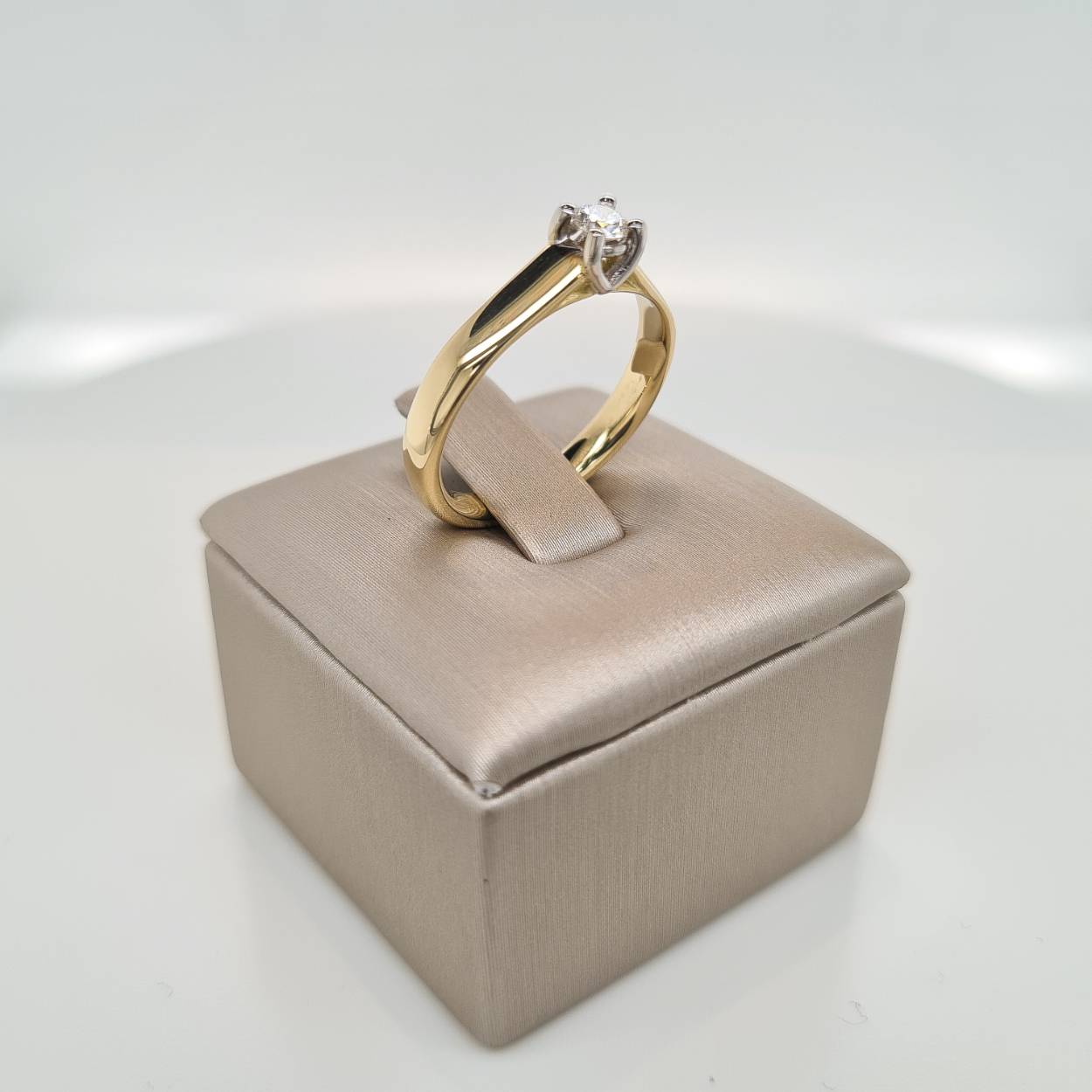 Prachtige 14krt bicolor gouden ring met diamant, 0,16crt H P1. De maat van de ring is 16.75. Heeft u een andere maat, neem dan gerust contact met ons op.