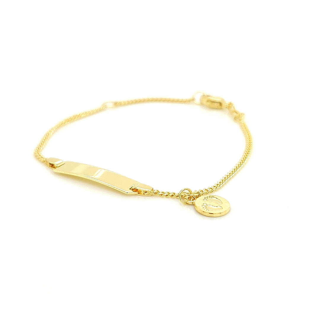 Deze 14-karaats geel gouden plaatarmband is erg stevig gemaakt. De bovenzijde van de graveerplaat is glad gepolijst. Aan het armbandje hangt een klein bedeltje met de gravure van twee (baby)voetjes. Het armbandje is verstelbaar van 11cm tot 13cm.