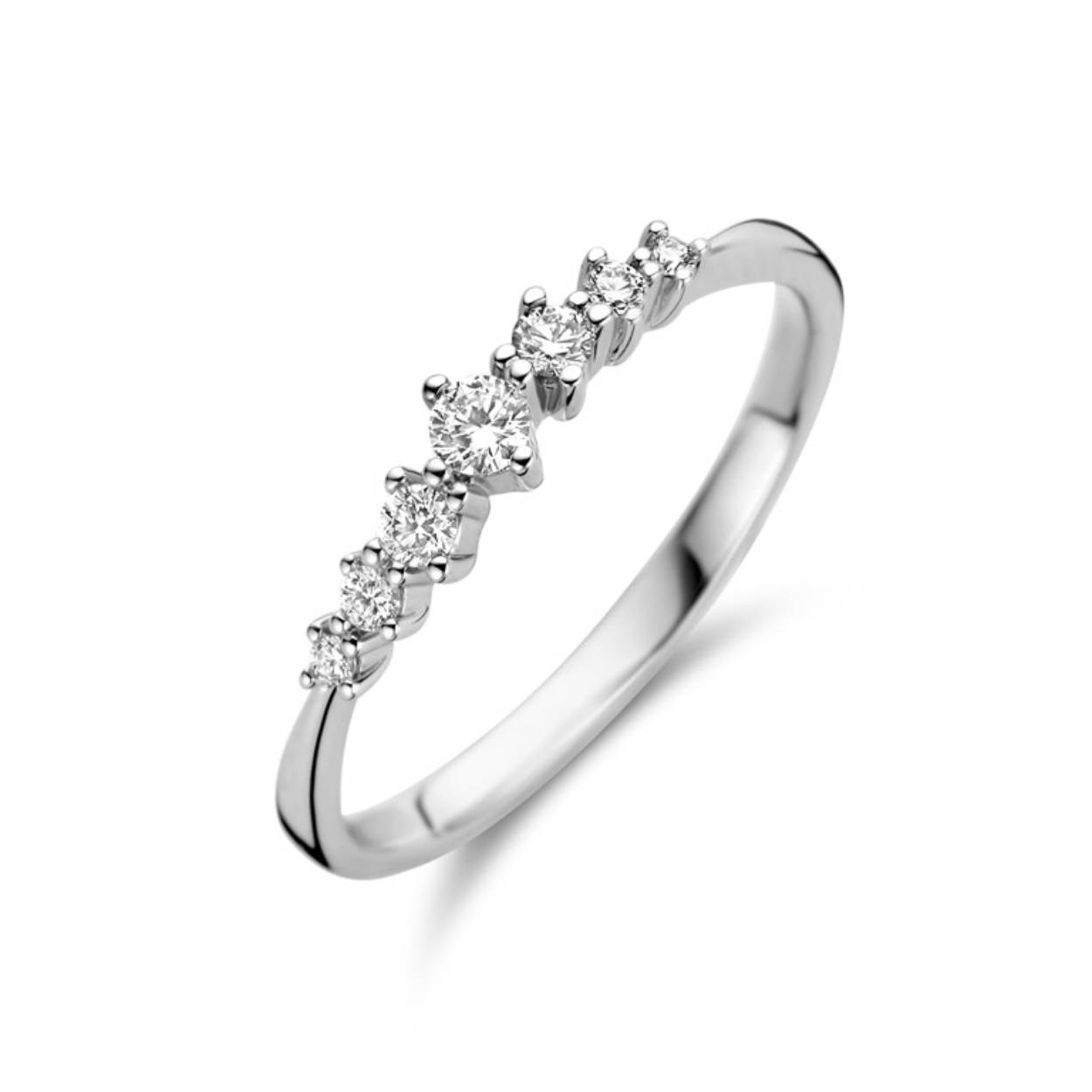 Wit gouden ring (18 kt) met briljant: 0,18 ct
Bijhorende ketting met hanger en oorstekers ook verkrijgbaar
De prijs kan variëren naargelang de goudprijs