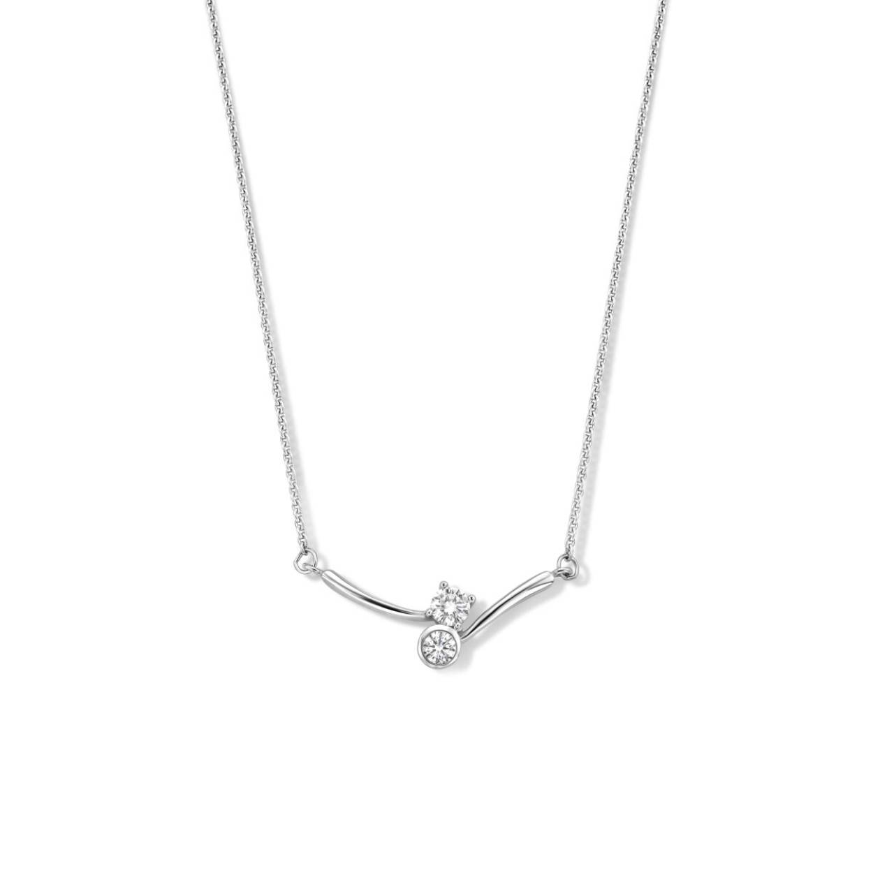 Gerhodineerd 925 zilveren collier met heldere zirkonia en een schakelbreedte van 1.2mm. Het collier heeft draaglengtes van 42 en 45cm. Uitgevoerd met een karabijn sluiting.