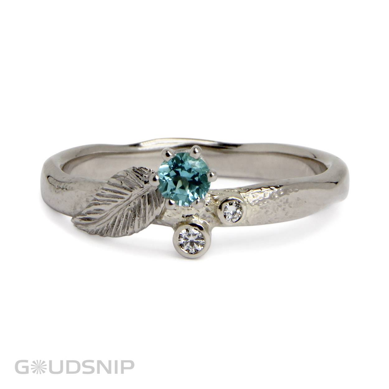 Witgouden ring met topaas en 2 diamantjes. Ontworpen en vervaardigd in eigen atelier