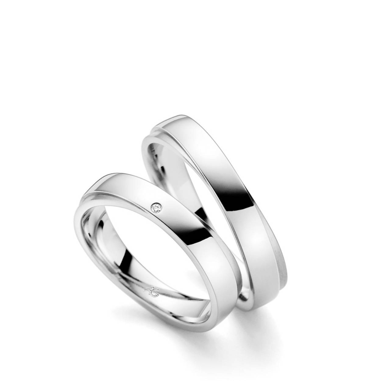 585 witgouden trouwringen, 4.8 mm breed. De damesring is gezet met 0.005ct briljant.
Prijs is op aanvraag