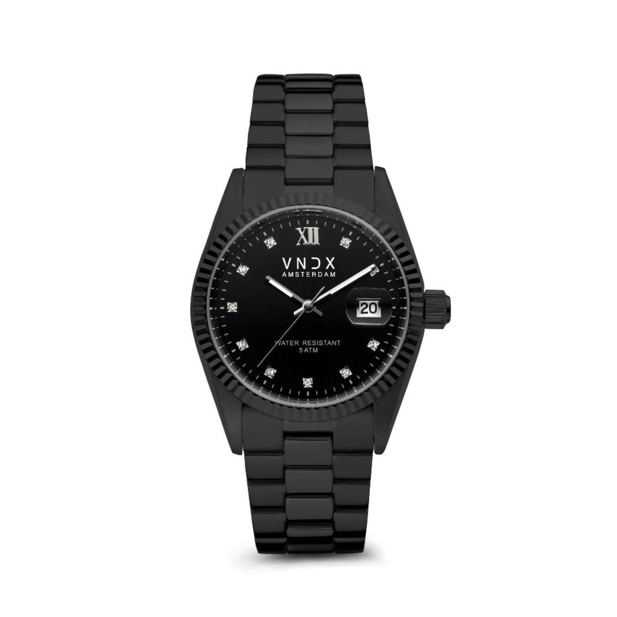De Dare Devil Medium Zwart, het horloge dat tot in detail is gemaakt om perfect op je pols te vallen. De diameter van haar kast is 36 mm kwaliteit en daarmee de perfecte Medium. Met haar stoere zwarte roestvrijstalen schakelband kun je de Dare Devil perfect aanpassen op jouw polsmaat, zo ben jij één met je horloge.

Haar elegante design zorgt ervoor dat je Dare Devil fungeert als een eyecatcher bij je outfit. Wanneer je haar van dichterbij ontdekt, zie je; “The Devil in the detail.” Haar sprankelende zwarte wijzerplaat is voorzien van een index met Swarovski steentjes.

Ben jij een Dare Devil die houd van feestjes of nachtelijke avonturen, ook dan zal de Dare Devil het perfecte horloge voor je zijn. Jouw Dare Devil is voorzien van lichtgevende wijzers, die zorgen voor een “Glow in the dark” effect. Zo zorgt je Dare Devil ervoor dat jij Never too late bent!

Wees jezelf, Creer je eigen stijl en kies je eigen pad! Just be a Dare Devil, It’s Never Too Late!