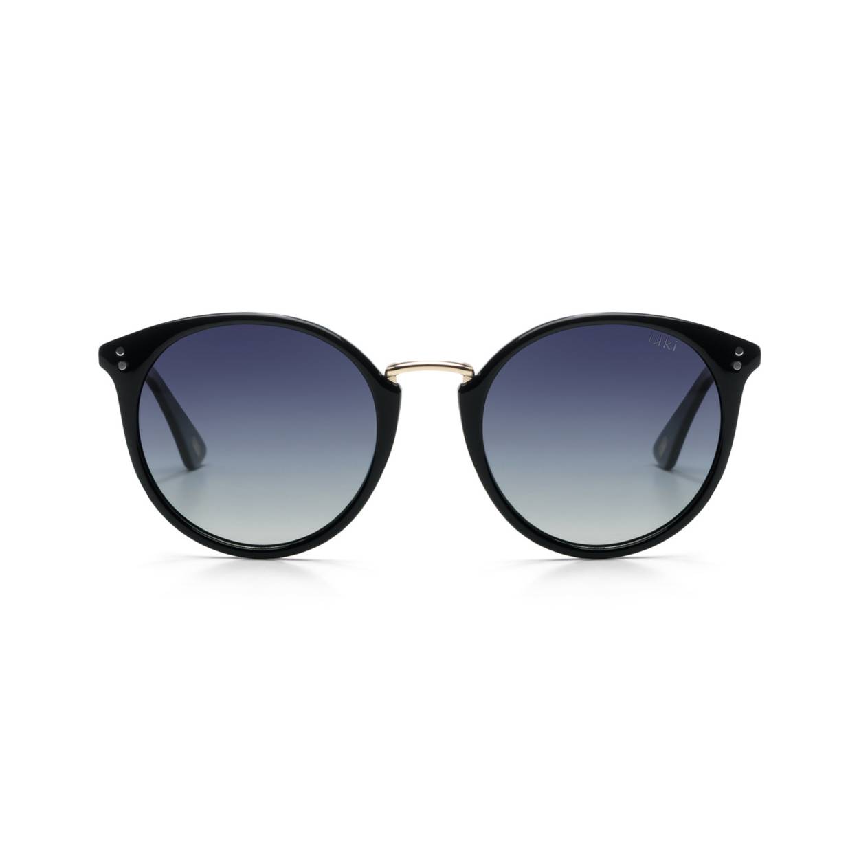 De nieuwe handgemaakte FAITH 81-7 van IKKI heeft een frame van plant-based acetaat met de kleur Black en goud metalen poten. De lenzen van de bril hebben een mooie Gradient Blue kleur en zijn gemaakt van CR39 materiaal (Columbia Resin). Dit is een lichtgewicht materiaal voor meer draagcomfort, met de optische kwaliteit van glas. Zo creëert IKKI Fashion met de nieuwe IKKI-zonnebrillen een perfecte combinatie van fashion en kwaliteit, tegen een nog perfectere prijs.

Kijk snel verder op de site voor alle andere kleuren en modellen. Is jouw bril niet op voorraad? Kijk dan snel bij de storelocator voor een IKKI-verkooppunt bij jou in de buurt!

Bij elke IKKI-zonnebril krijg je nu een stijlvolle en handige IKKI-brillenetui met attachmentring helemaal gratis!