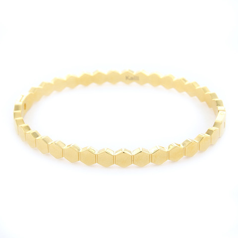 Mooie stalenarmband goudkleurig met een honinggraat motief.