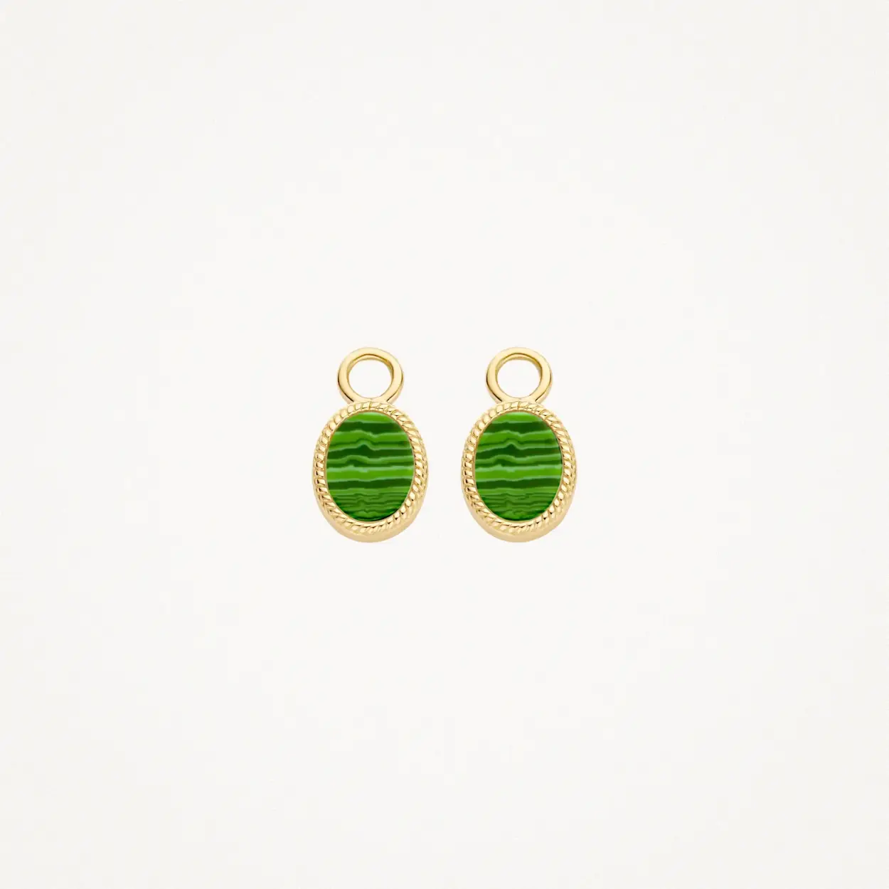 Blush Jewels worden met zorg, liefde en oog voor detail gemaakt van 14 karaat goud.
Een ovale groene Malachite steen vormt de basis van deze Blush oorbedels 9078YMA. De ovale steen wordt omringd door een geelgoud touwmotief. De bedels zijn uitgevoerd in 14 karaats geelgoud. Ze passen bij iedere outfit en maken jouw eigen oorbellen nog persoonlijker. De plaatjes hebben een diameter van ? millimeter. Deze eyecathers zijn geschikt voor creolen met een buis dikte tot 1,8 millimeter {7232YGO en combineren goed met de ring {1214YMA}. Een goed gekozen Blush juweel zorgt altijd voor een glimlach en het heerlijke gevoel geliefd te zijn. From the heart and made to last, het perfecte cadeau. Blush Jewels worden geleverd in een Blush cadeauverpakking. 
Let your heart glow - Wear your Blush