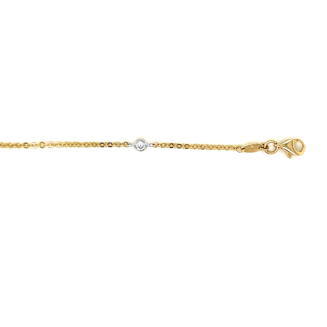 Deze geel gouden armband is ontzettend leuk! Het schakeltje is heel fijn en speels en in totaal zijn er drie briljant geslepen zirkonia steentjes gezet in een ronde witgouden zetkast.

Armband GAS075WRSM is een setje met Collier GCS124WRSM.