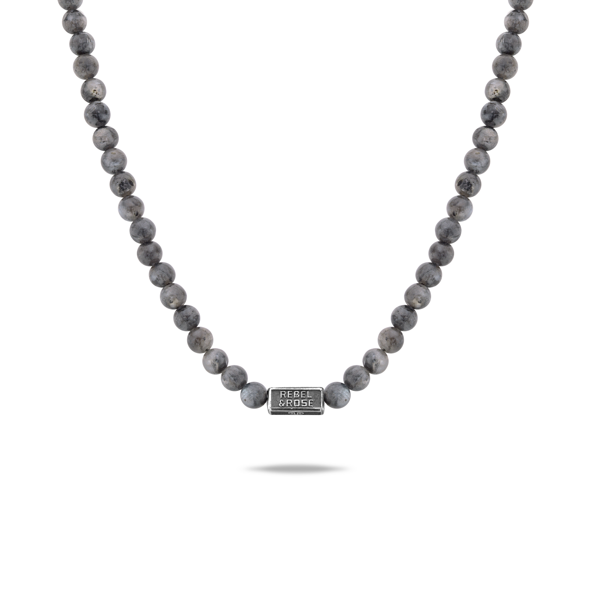 Edelstenen ketting handgemaakt van 6mm grijze Larvikiet stenen met een Sterling Silver sluiting. Het Rebel & Rose sieraad is makkelijk te combineren met andere zilveren, leren of kralenarmbanden.