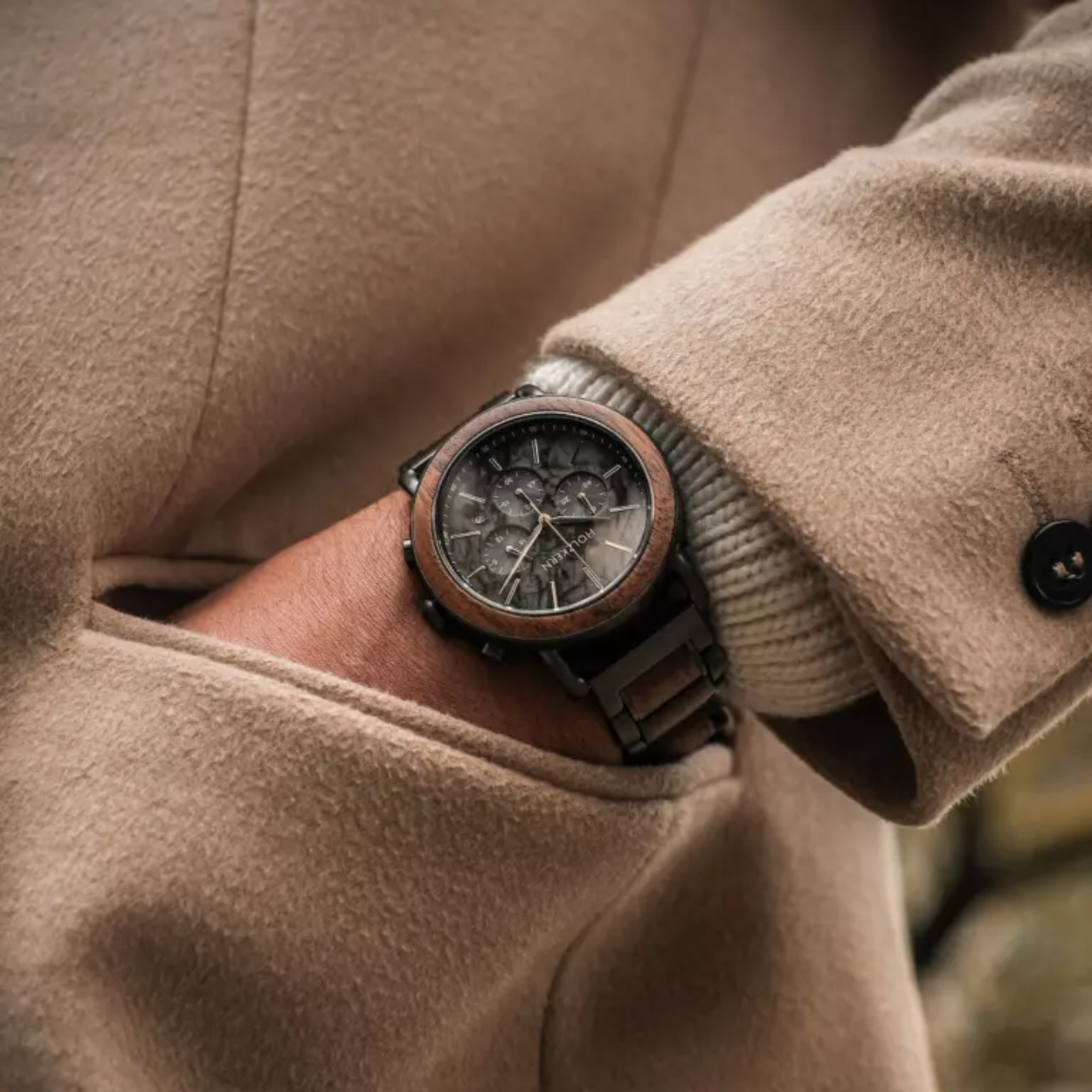 De Askja-vulkaan ligt in het Dyngjuf&ouml;ll-gebergte van IJsland. In de jaren zestig voerde NASA verschillende geografische excursies uit aan de rand van deze vulkaan als deel van de training van nieuwe astronauten.

Ons model is gemaakt van walnoothout, grijs marmer en grijs roestvrij staal en vormt een dagelijkse herinnering aan deze unieke vulkaan.