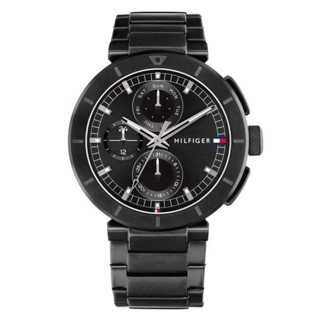 Dit Tommy Hilfiger horloge, uit de Lorenzo collectie, heeft een zwart gecoate stalen band en kast. De wijzerplaat is zwart met wit en zilverkleurige indexen en wijzers. Het horloge is voorzien van een dag, datum en 24-uurs aanduiding.