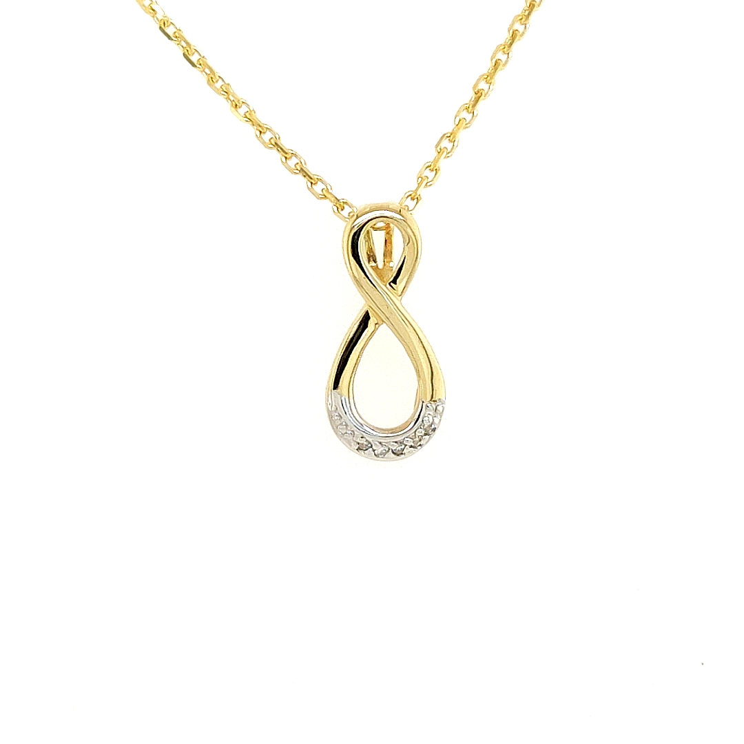 Deze geel gouden hanger heeft een rustige en sierlijke uitstraling. De hanger is gemaakt tot een infinity vorm en de onderkant van de hanger is vol gezet met kleine diamantjes.

Bijpassende oorstekers: GOB324WRSM

Note: het kettinkje hoort niet bij de hanger, deze is enkel gebruikt voor de foto.
