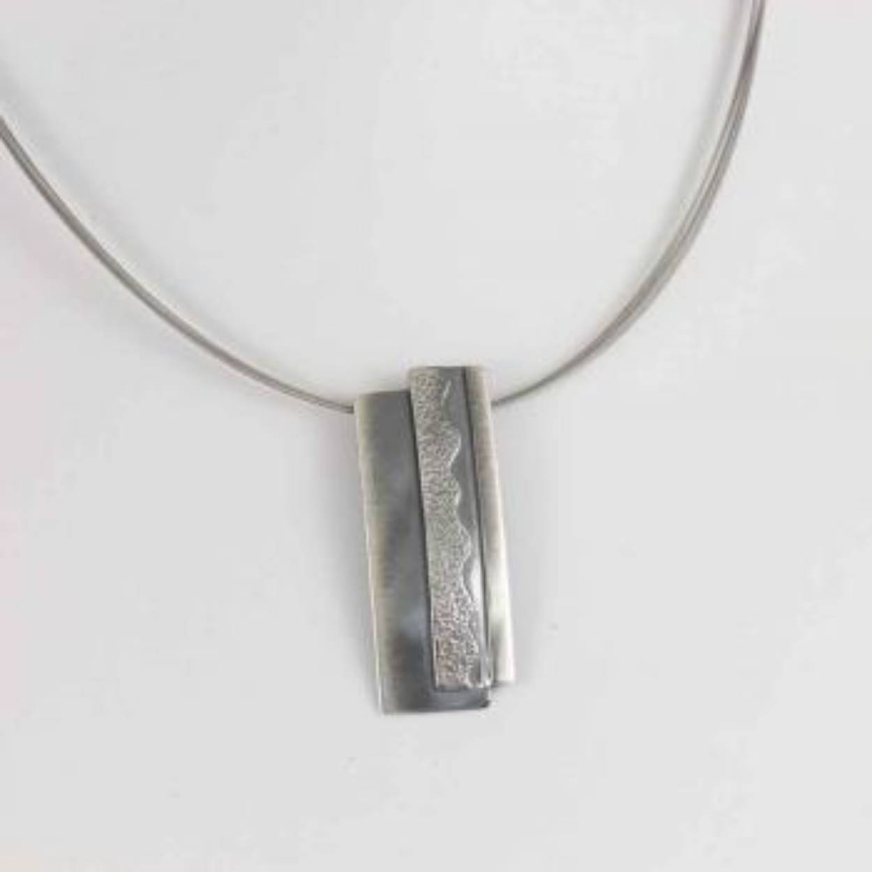 Buttner Schmuck handgemaakte sieraden vervaardigd in een klein atelier uit de Harz, zilver hanger met staaldraad