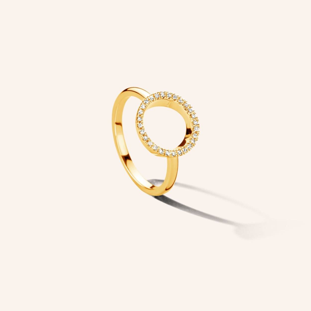 Goudkleurige ring uit de collectie 'Circles'
Materiaal: zilver, verguld met 18 kt goud en diamant: 0,11 ct